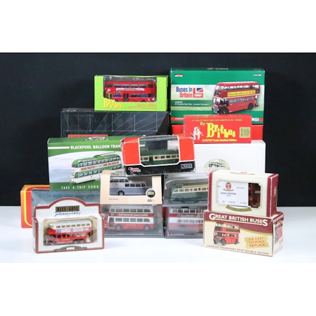 17 Boxed / cased diecast model buses to include Creative Mas...
