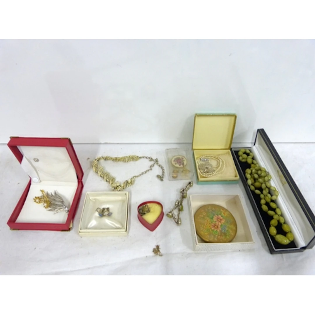 Collection of vintage costume jewellery to include brooches,...