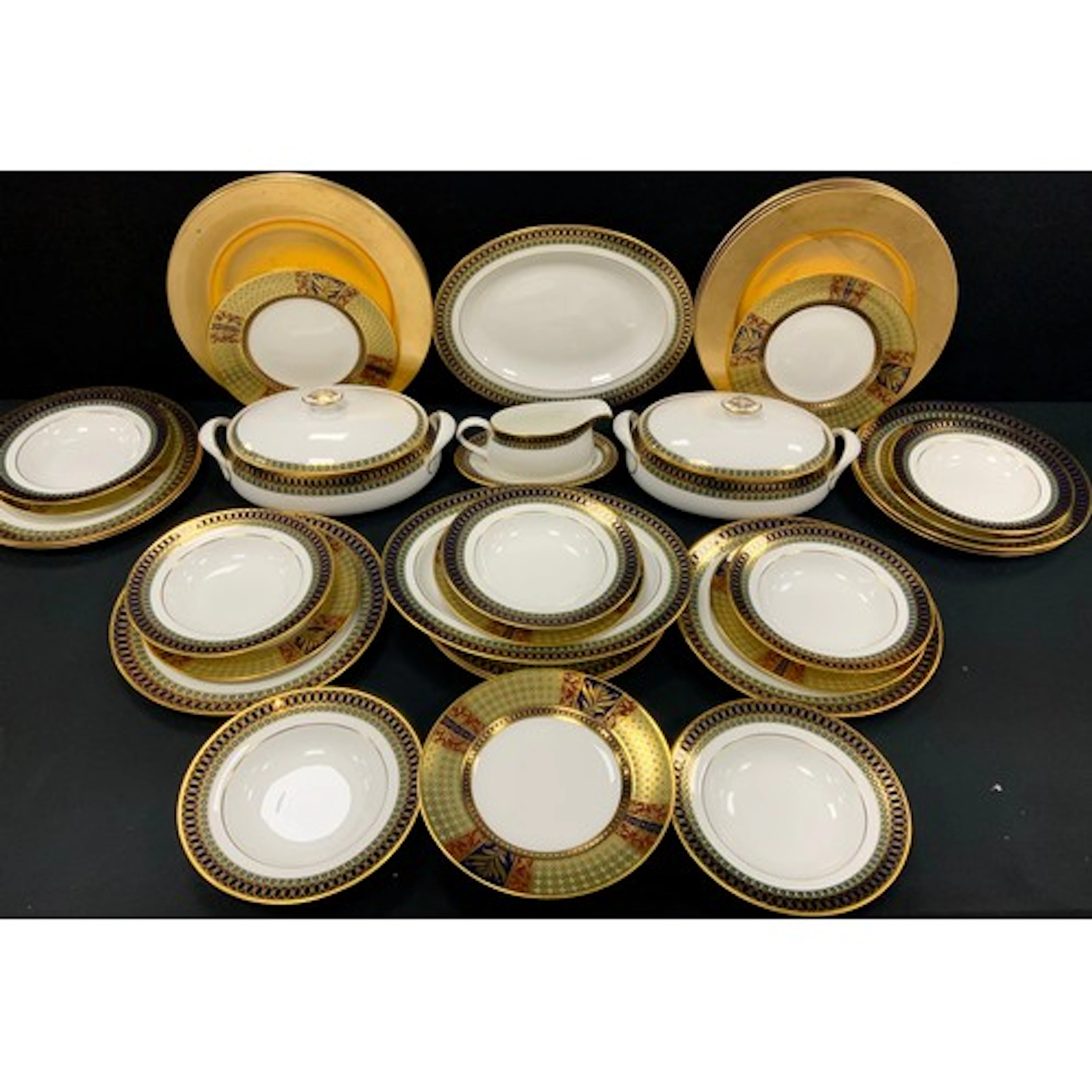 A Royal Crown Derby Veronese pattern dinner service, for eig...