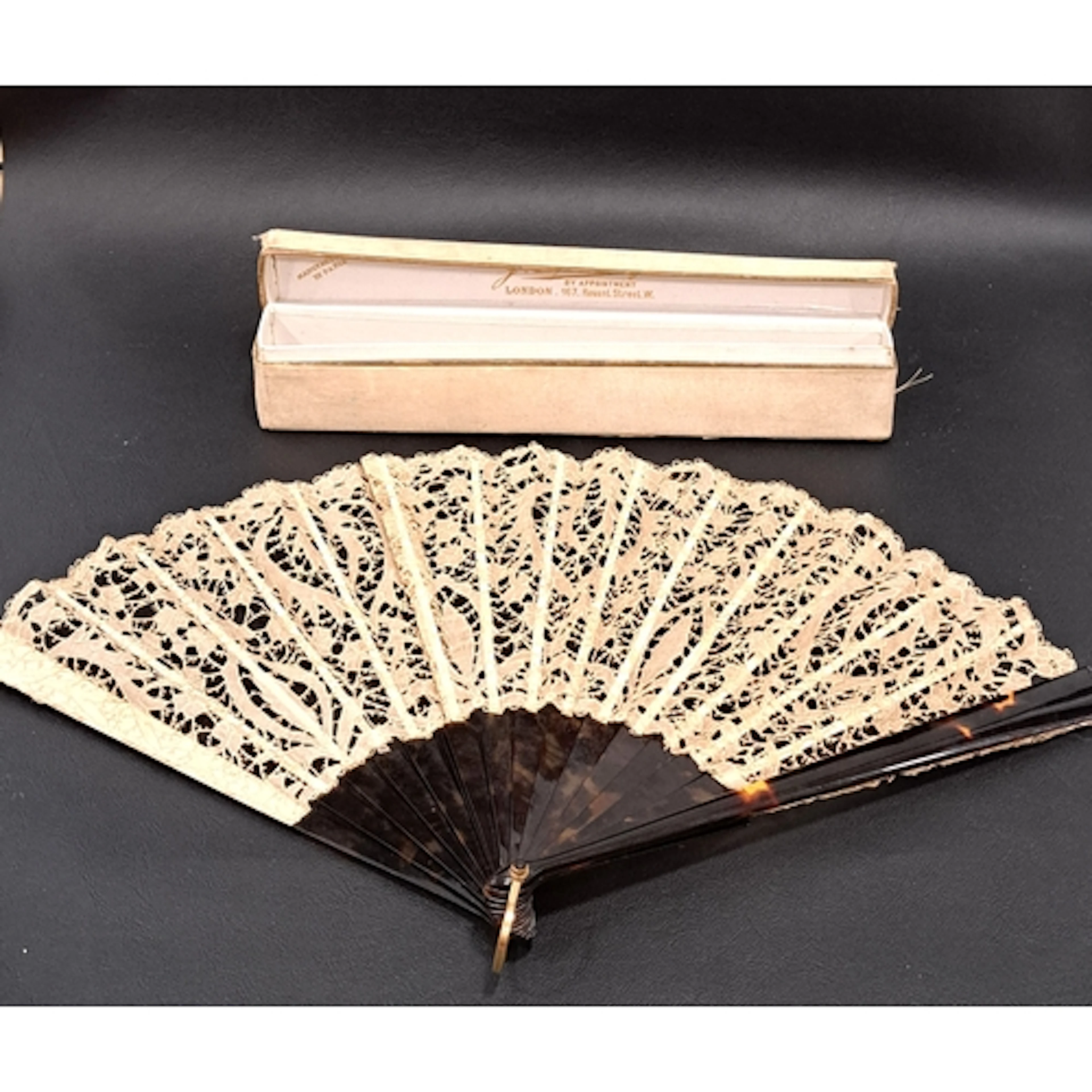 VICTORIAN LACE FAN with foliate decoration, tortoiseshell gu...