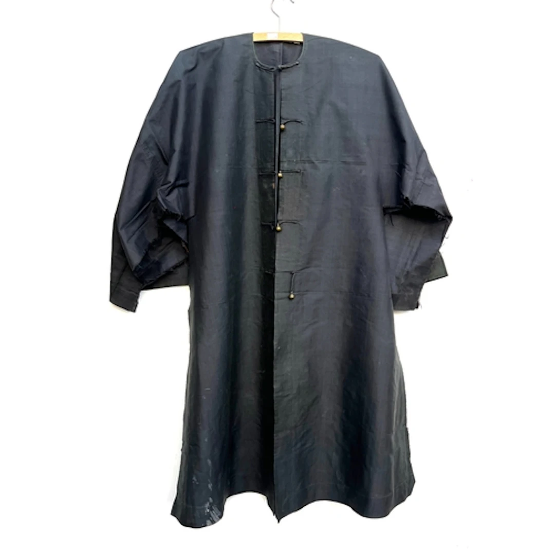 An antique Chinese black robe (af), 100cmL