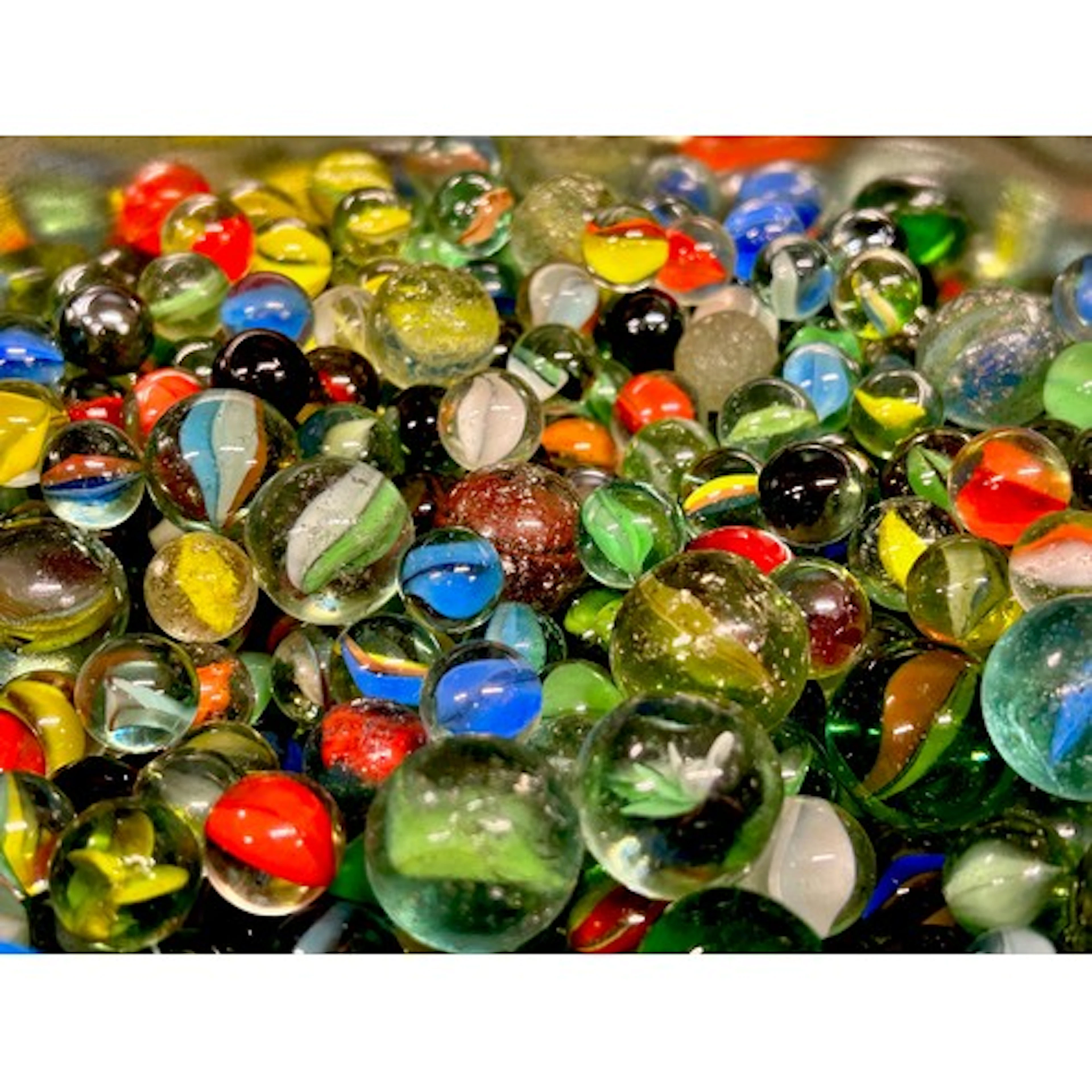 A collection of vintage marbles, cat-eye, etc.