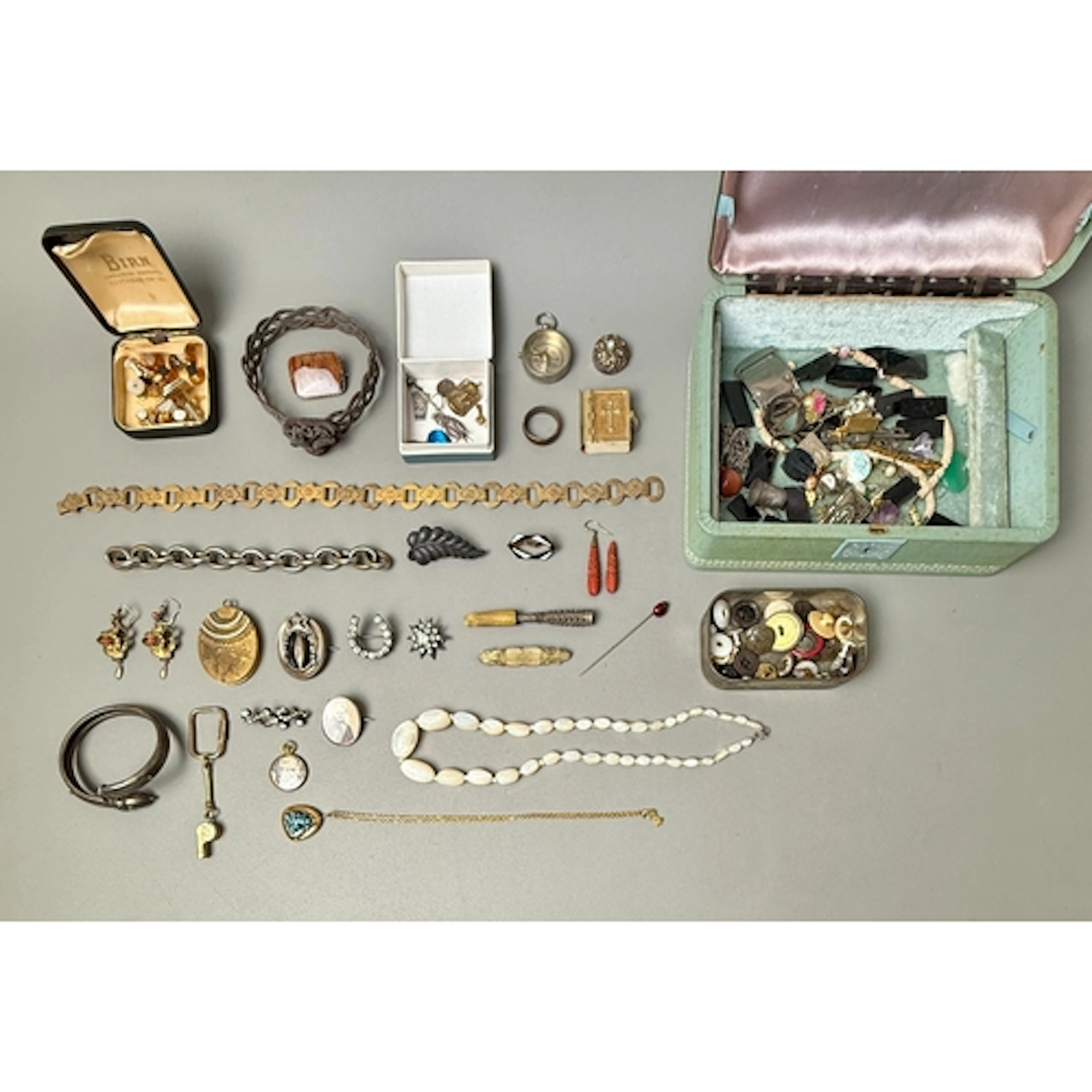 A quantity of antique and vintage jewellery - including some...