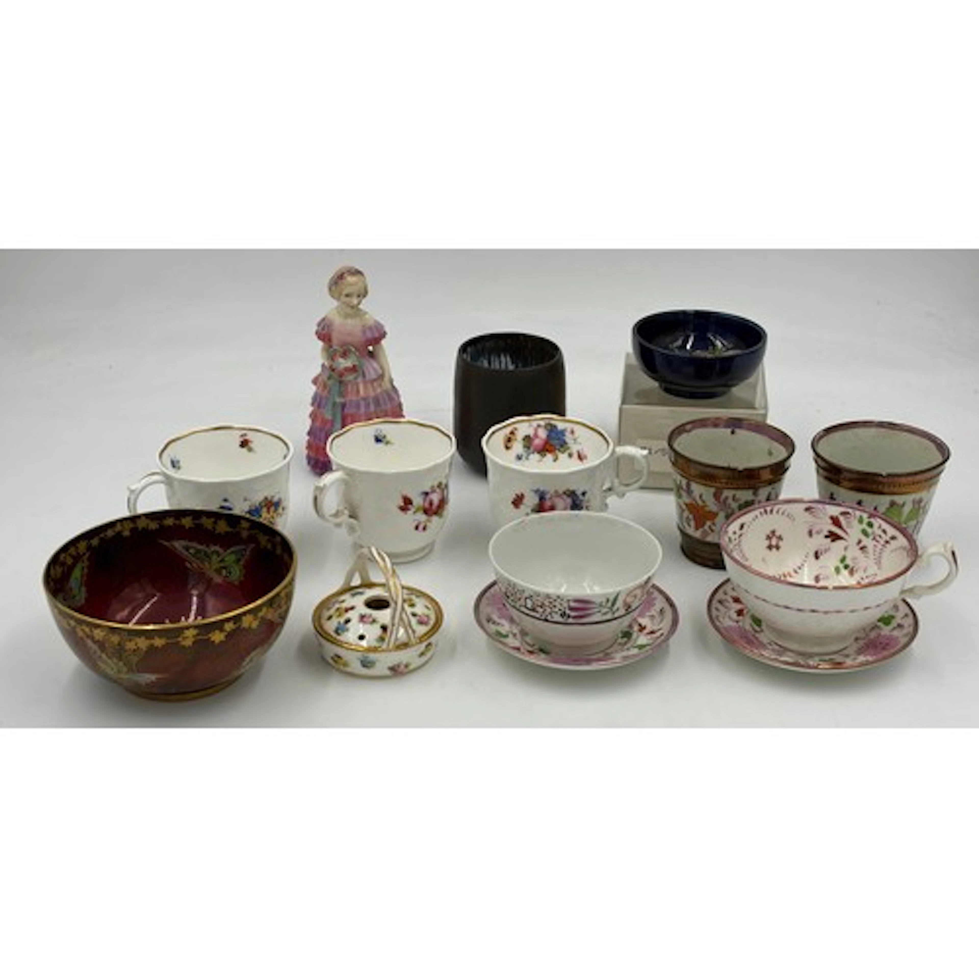 Collection of mixed ceramics to include a small Moorcroft bo...