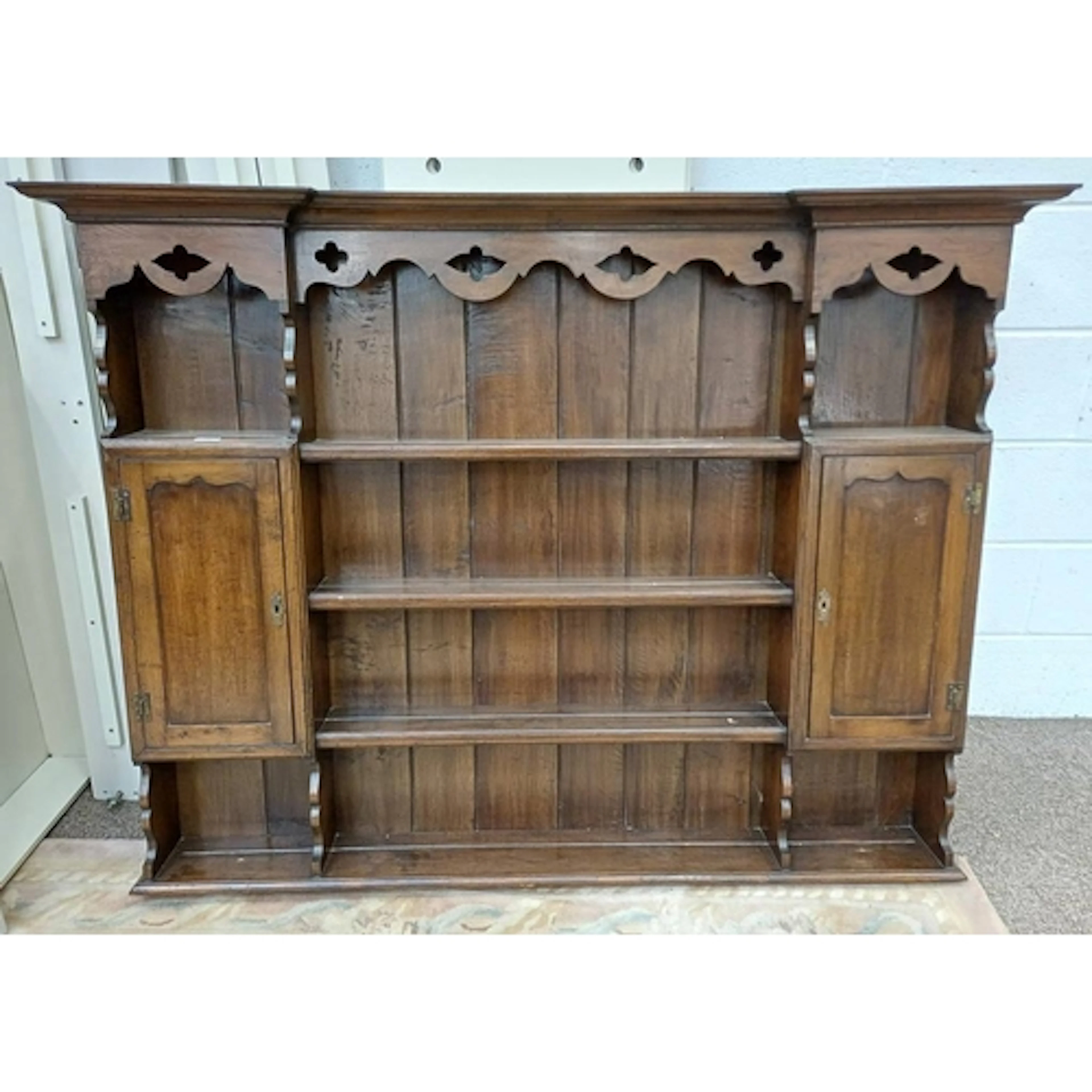 20TH CENTURY OAK DRESSER TOP WITH CENTRAL PLATE RACK FLANKED...