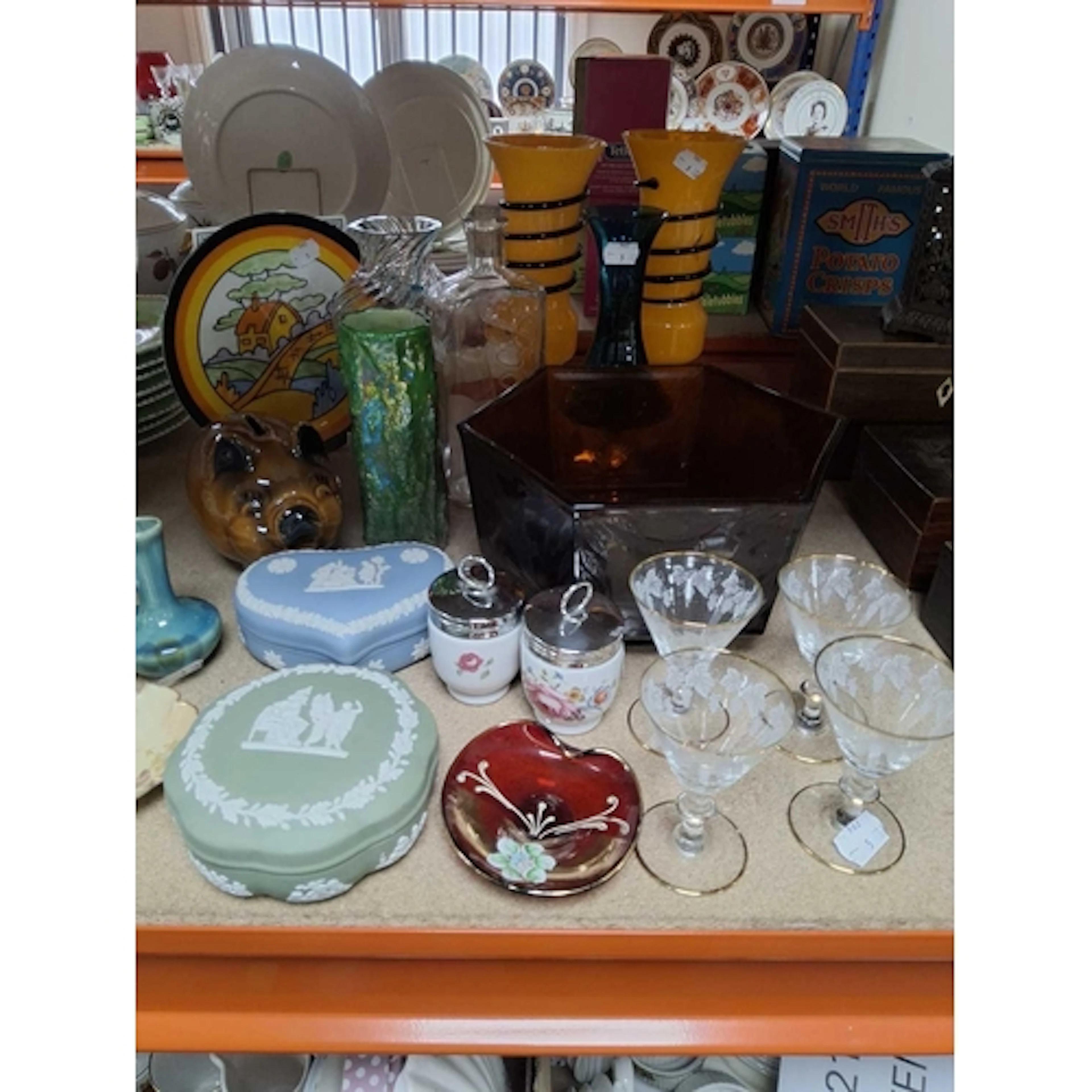 A SMALL GROUP OF VINTAGE CERAMICS AND GLASSWARES to include ...