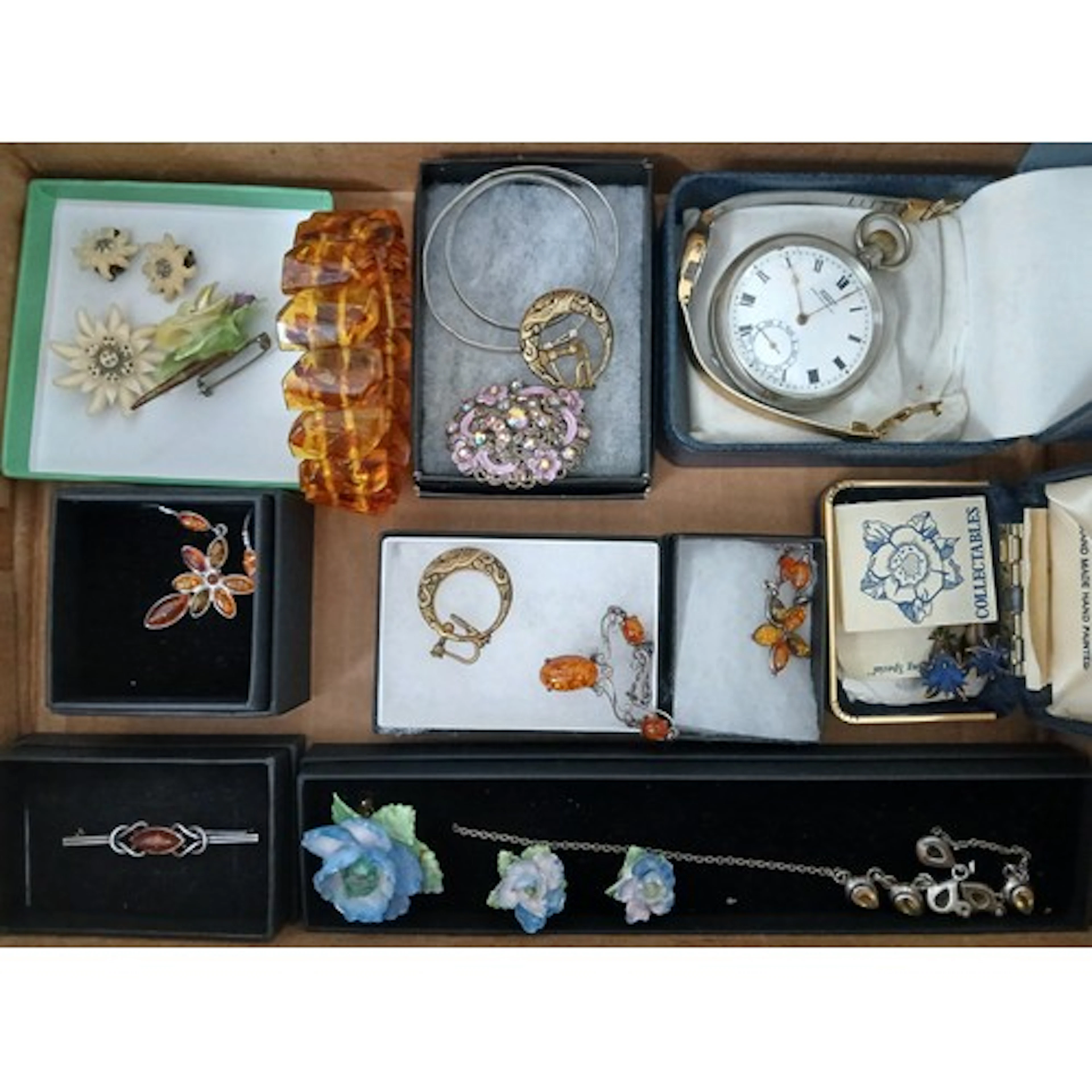 A mixed lot of jewellery including hallmarked silver & amber...