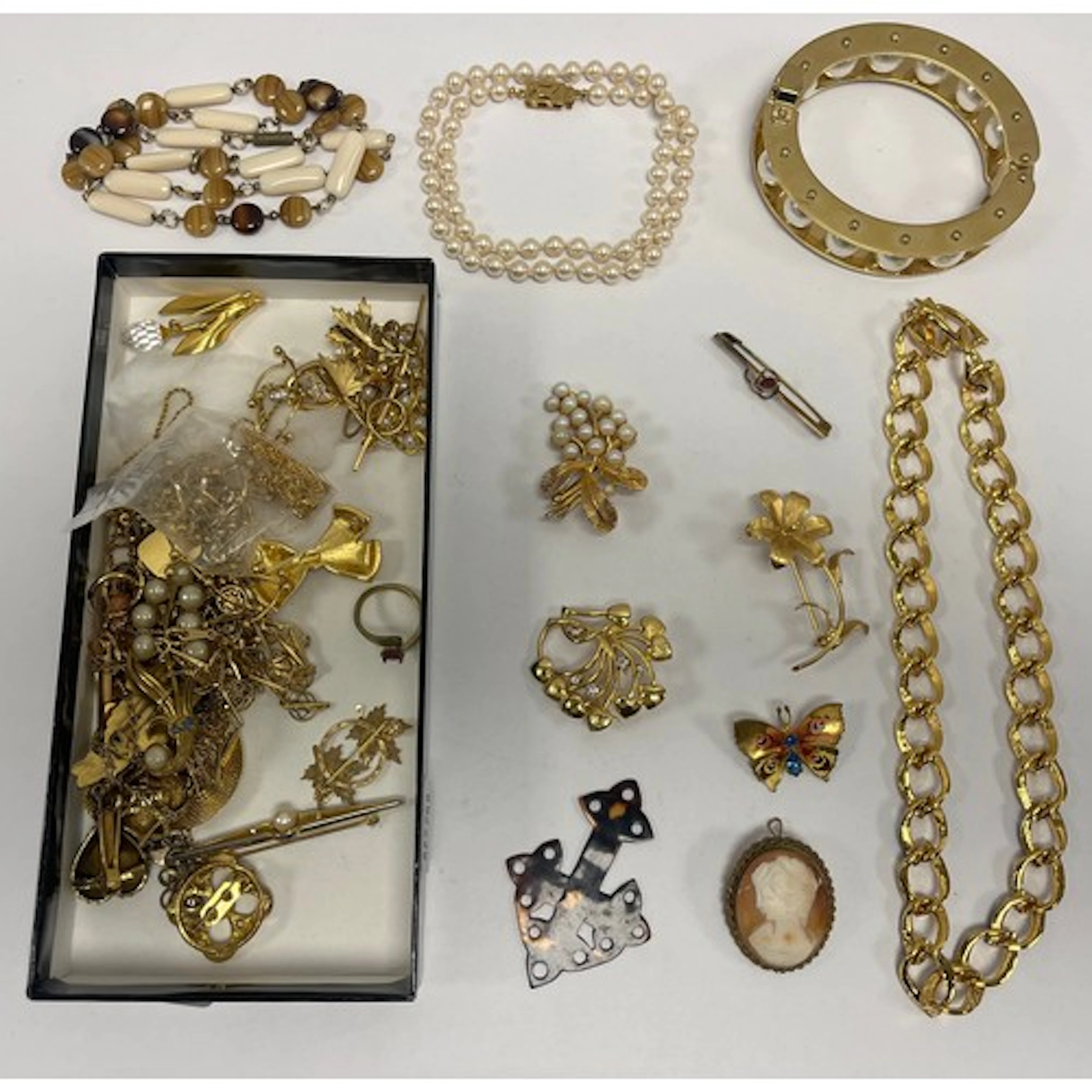 Collection of yellow metal costume jewellery to include broo...