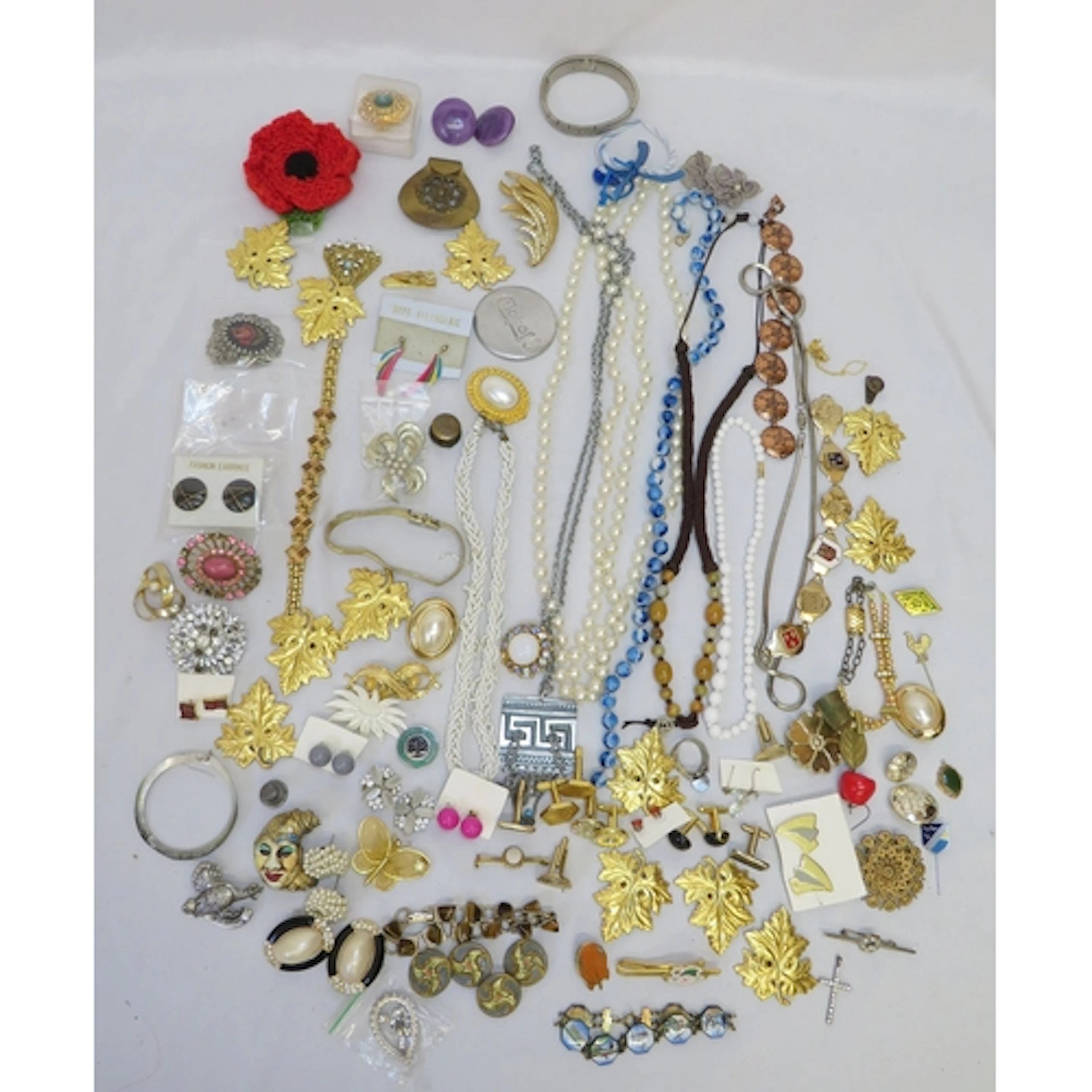 Costume Jewellery mostly vintage incl. foliage collar clips,...