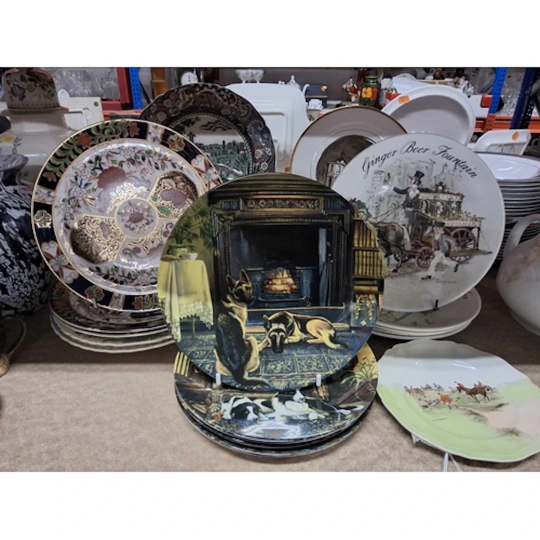A SMALL GROUP OF DECORATIVE CABINET/COLLECTOR'S PLATES to in...