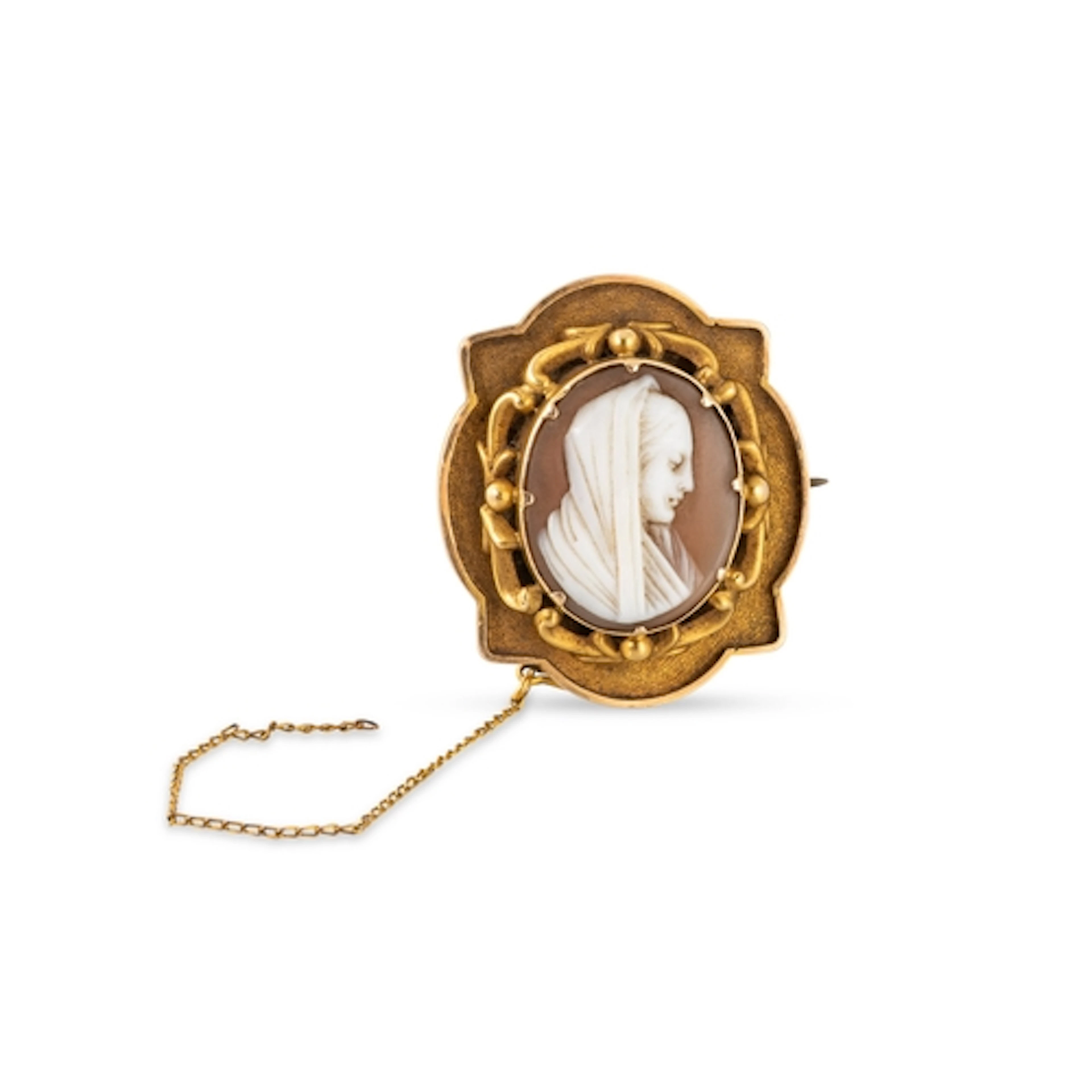 AN ANTIQUE CERAMIC BROOCH, in yellow gold, testing as approx...