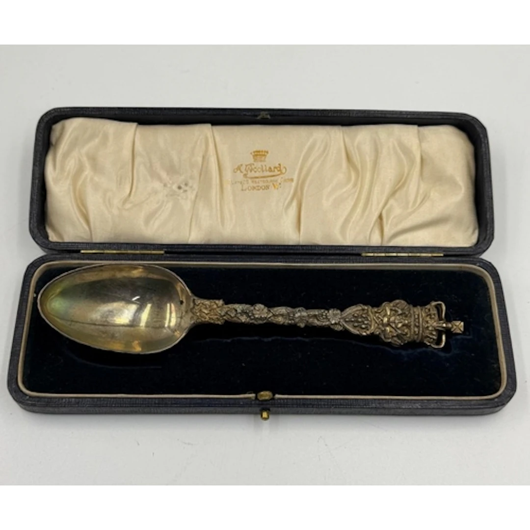 A boxed William IV silver berry spoon, with crown themed dec...