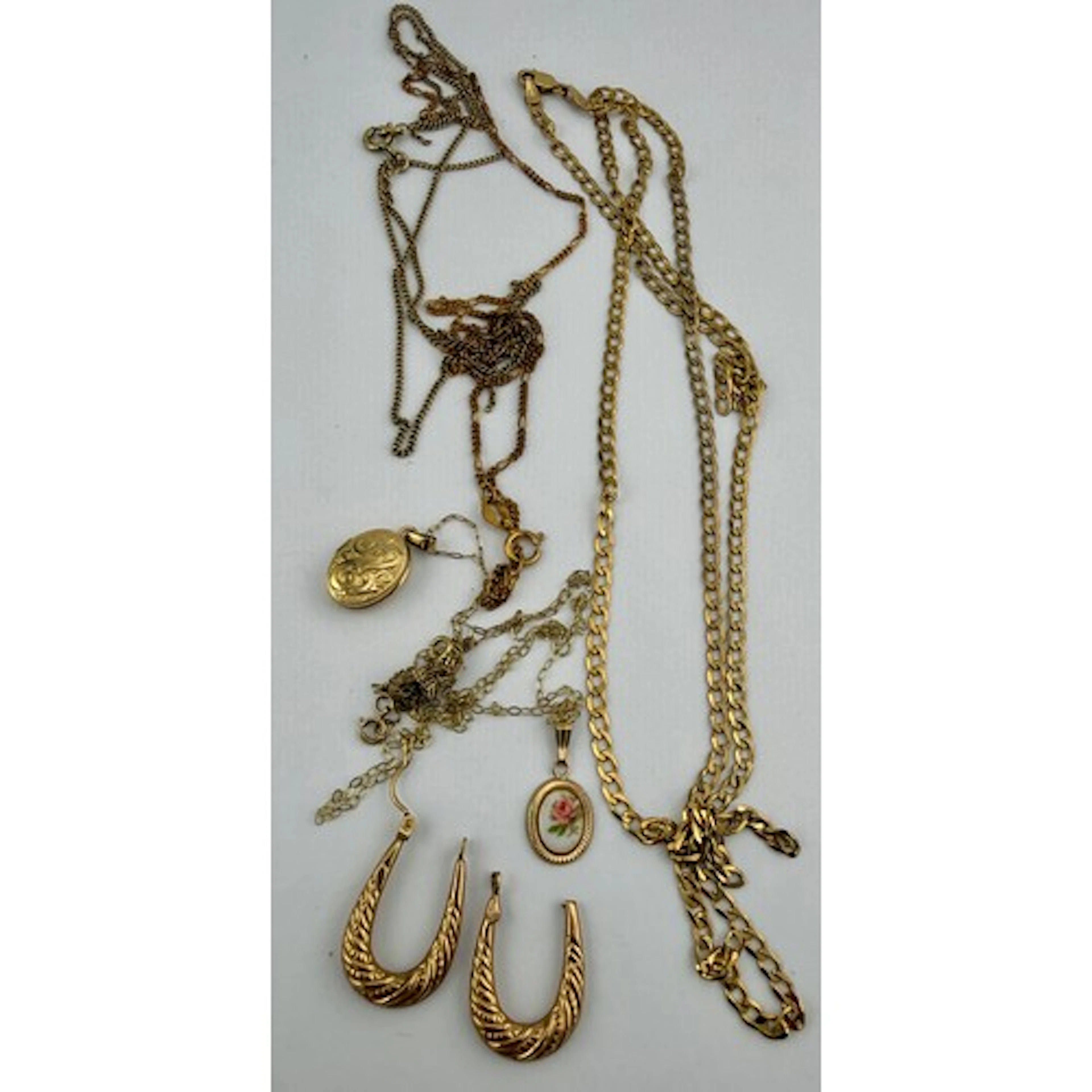 A quantity of broken 9 carat gold chain necklaces. Total wei...