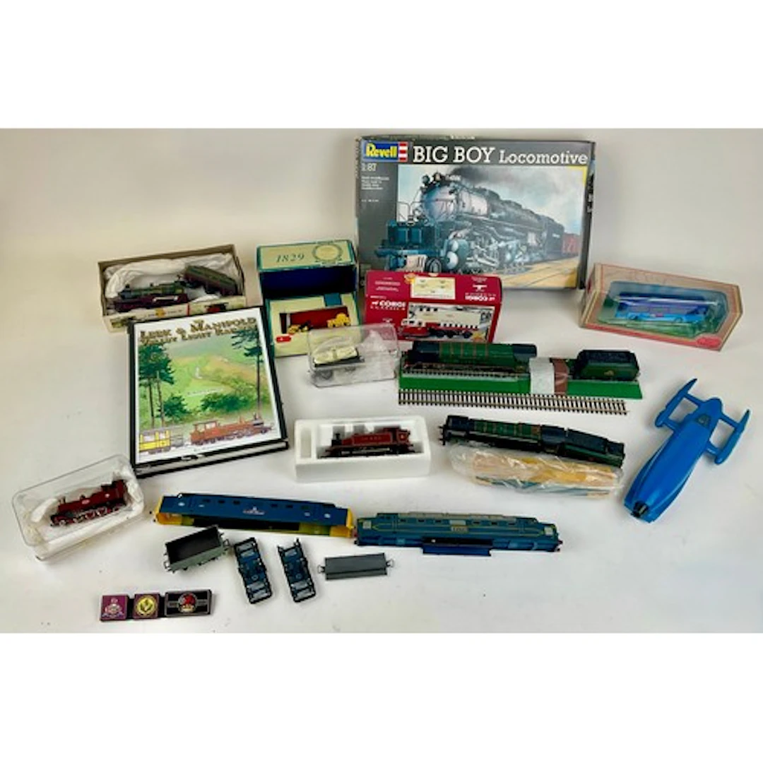 Model Railways - A Hornby Dublo L12 locomotive and tender BR...