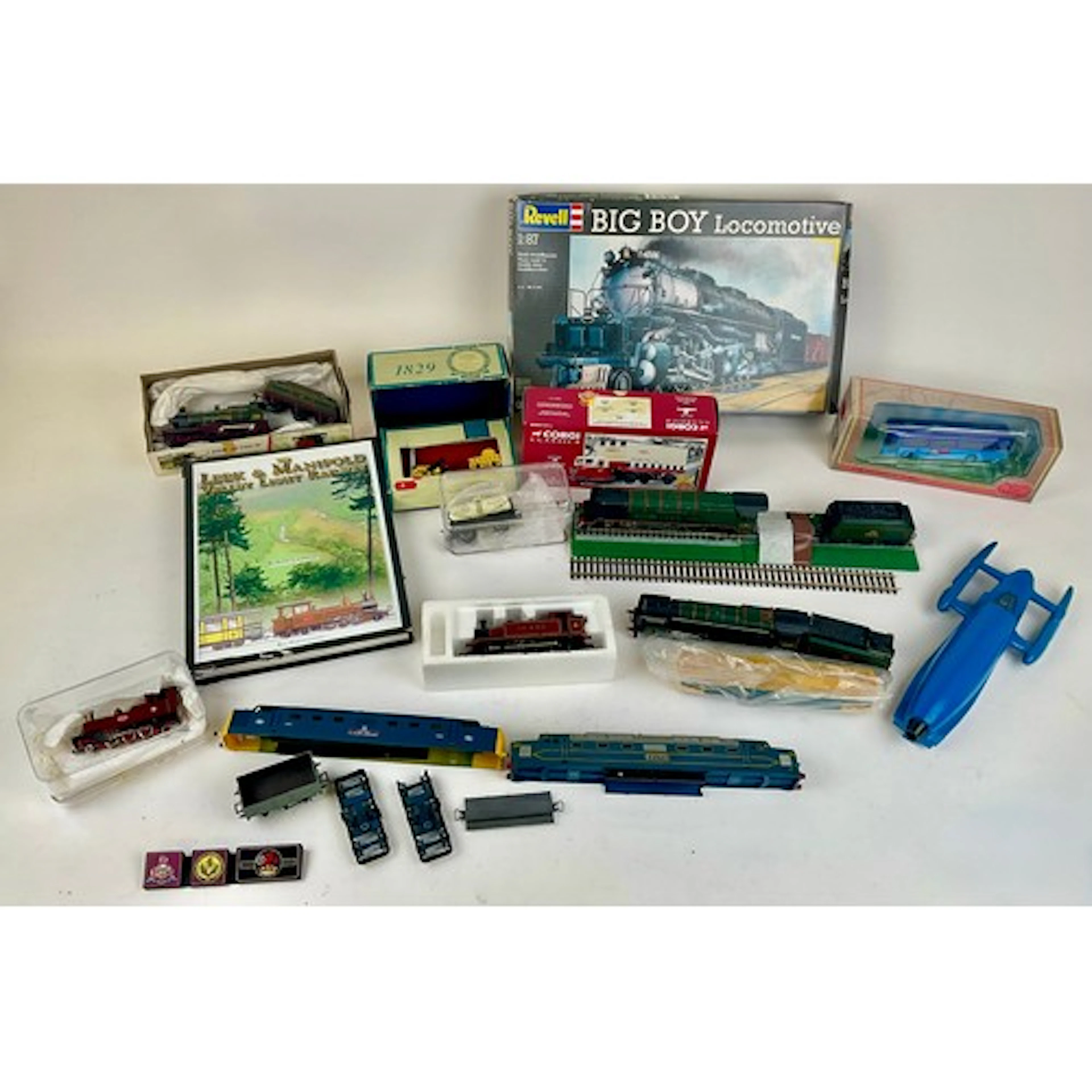 Model Railways - A Hornby Dublo L12 locomotive and tender BR...