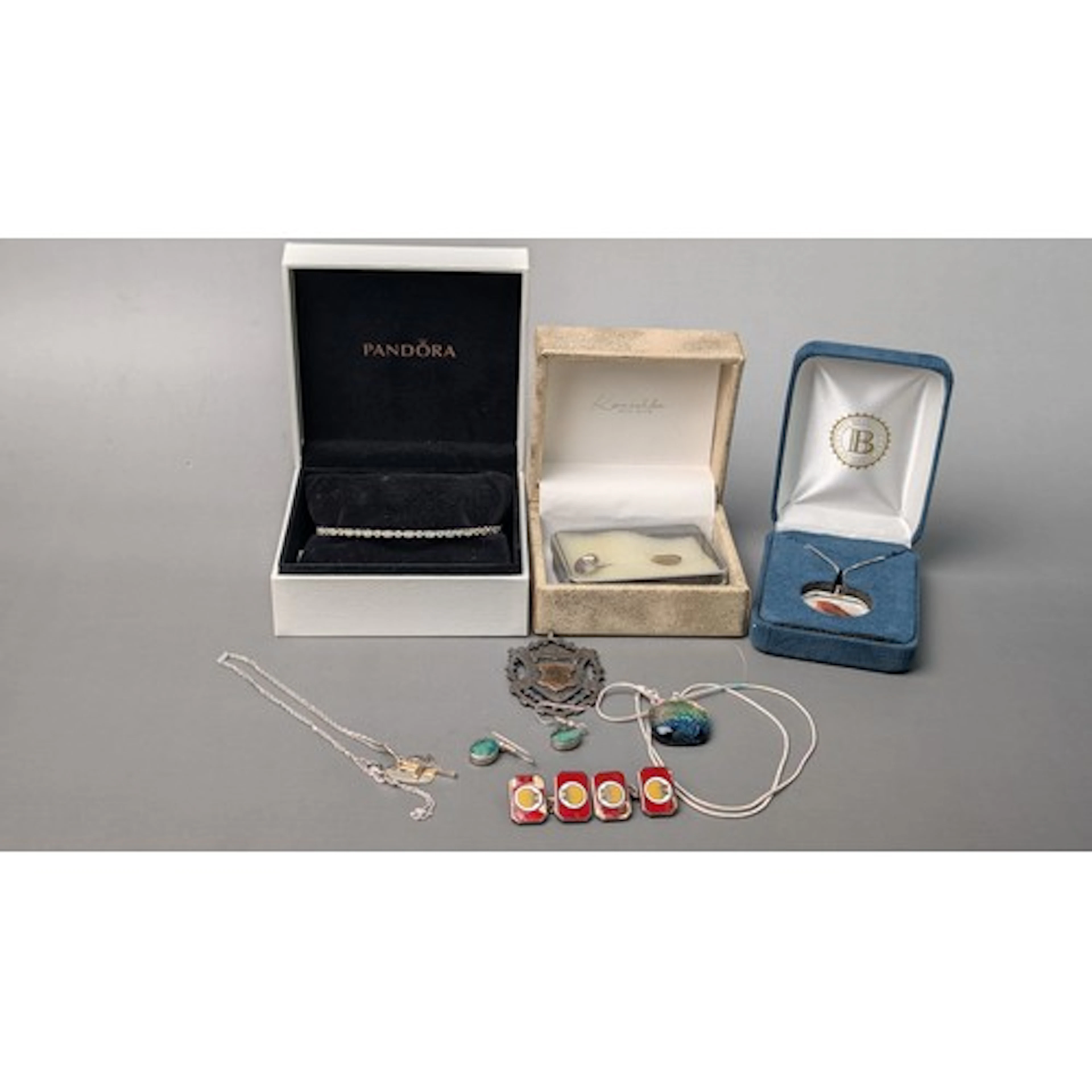 Assorted silver jewellery, including a boxed Pandora white s...