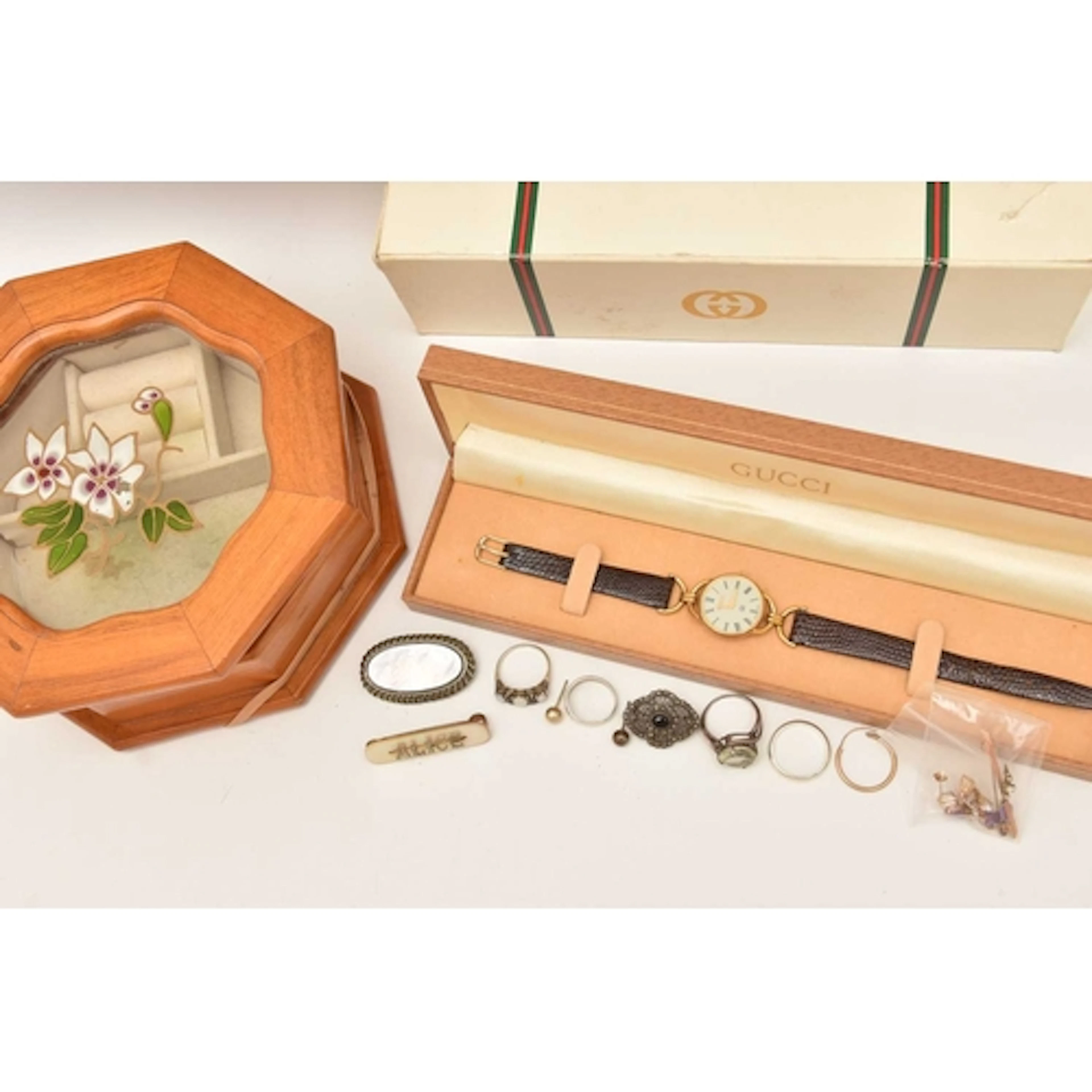 AN ASSORTMENT OF JEWELLERY AND A WATCH, to include two yello...