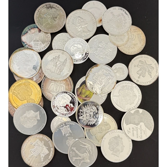 A group of World .999 fine silver coins and medallions, main...