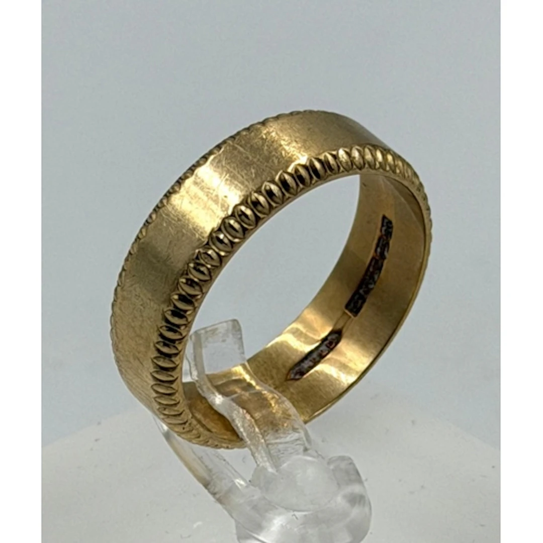 A 9ct gold wedding band, approximate size S