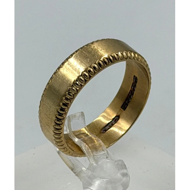 A 9ct gold wedding band, approximate size S