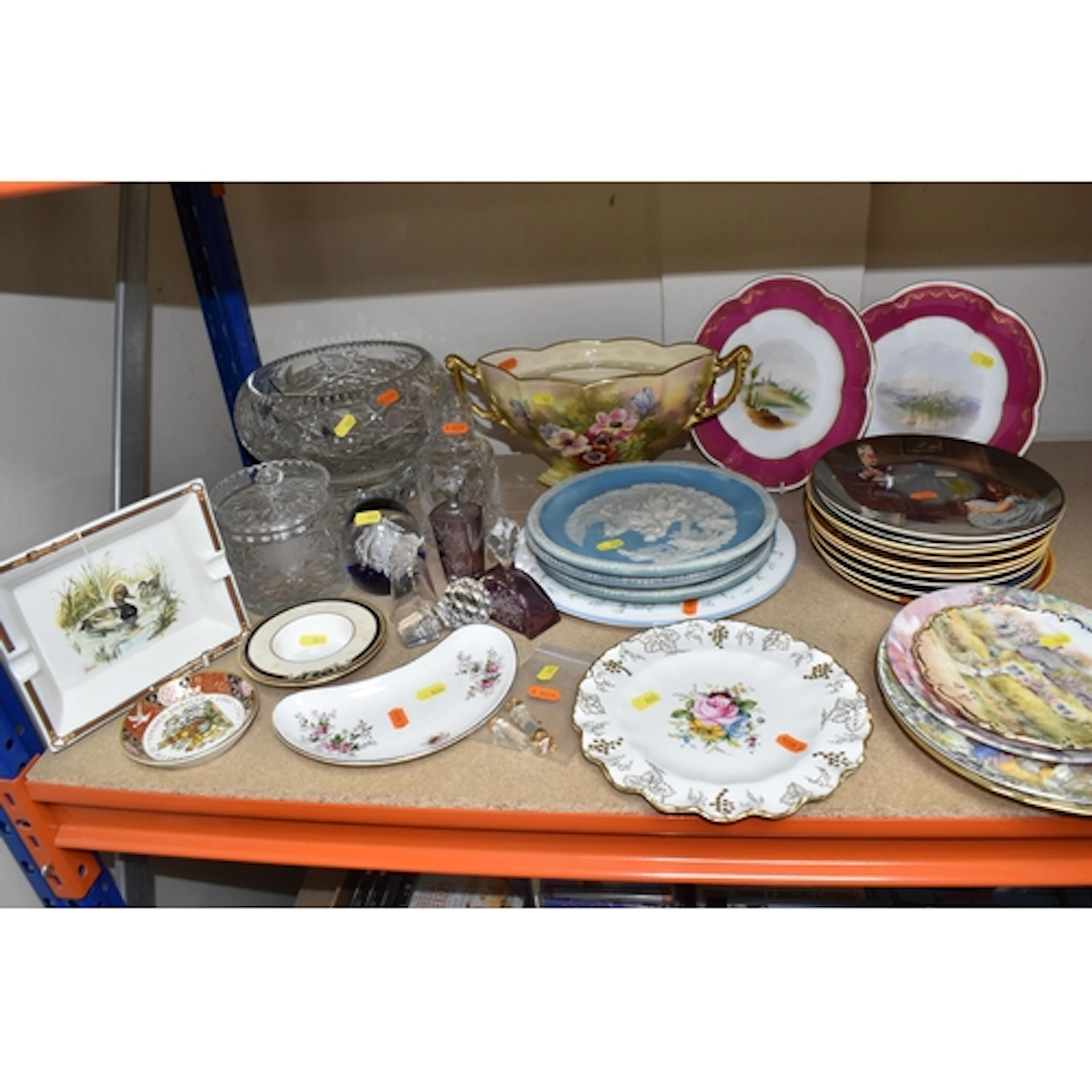 A GROUP OF DECORATIVE CERAMICS AND GLASS to include a Gucci ...