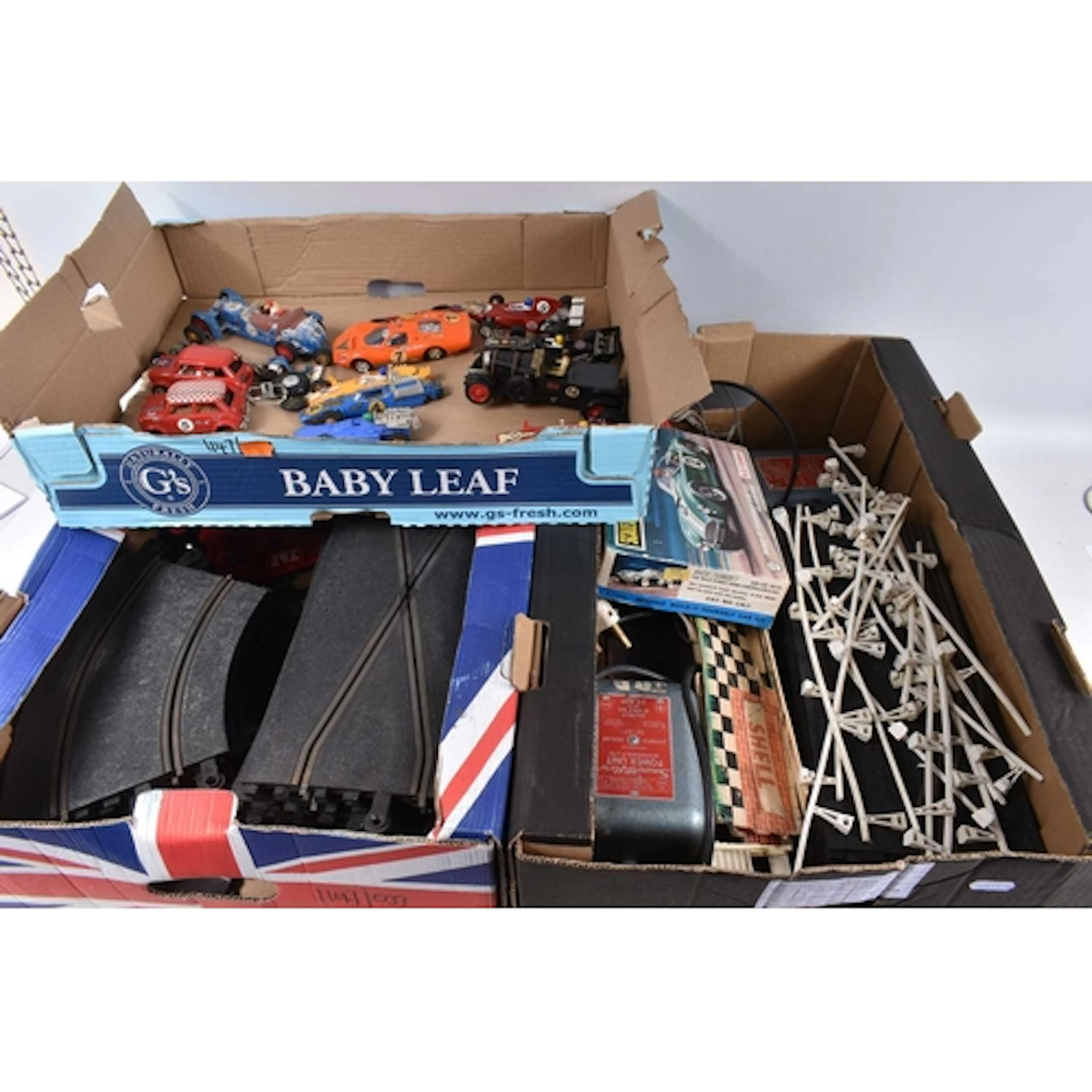 A QUANTITY OF UNBOXED ASSORTED VINTAGE SCALEXTRIC CARS, TRAC...