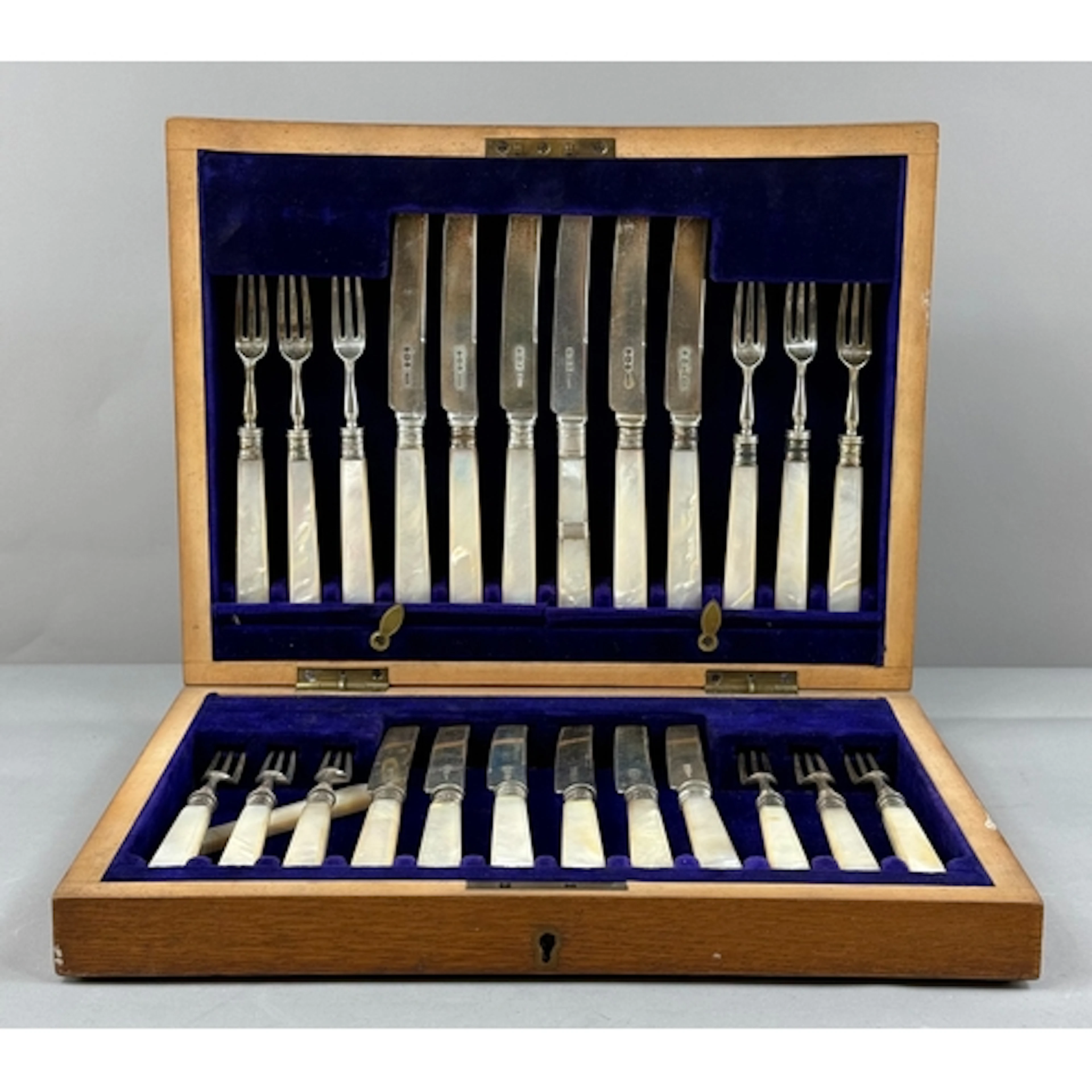 Silver: an oak cased set of mother of pearl handled fruit cu...