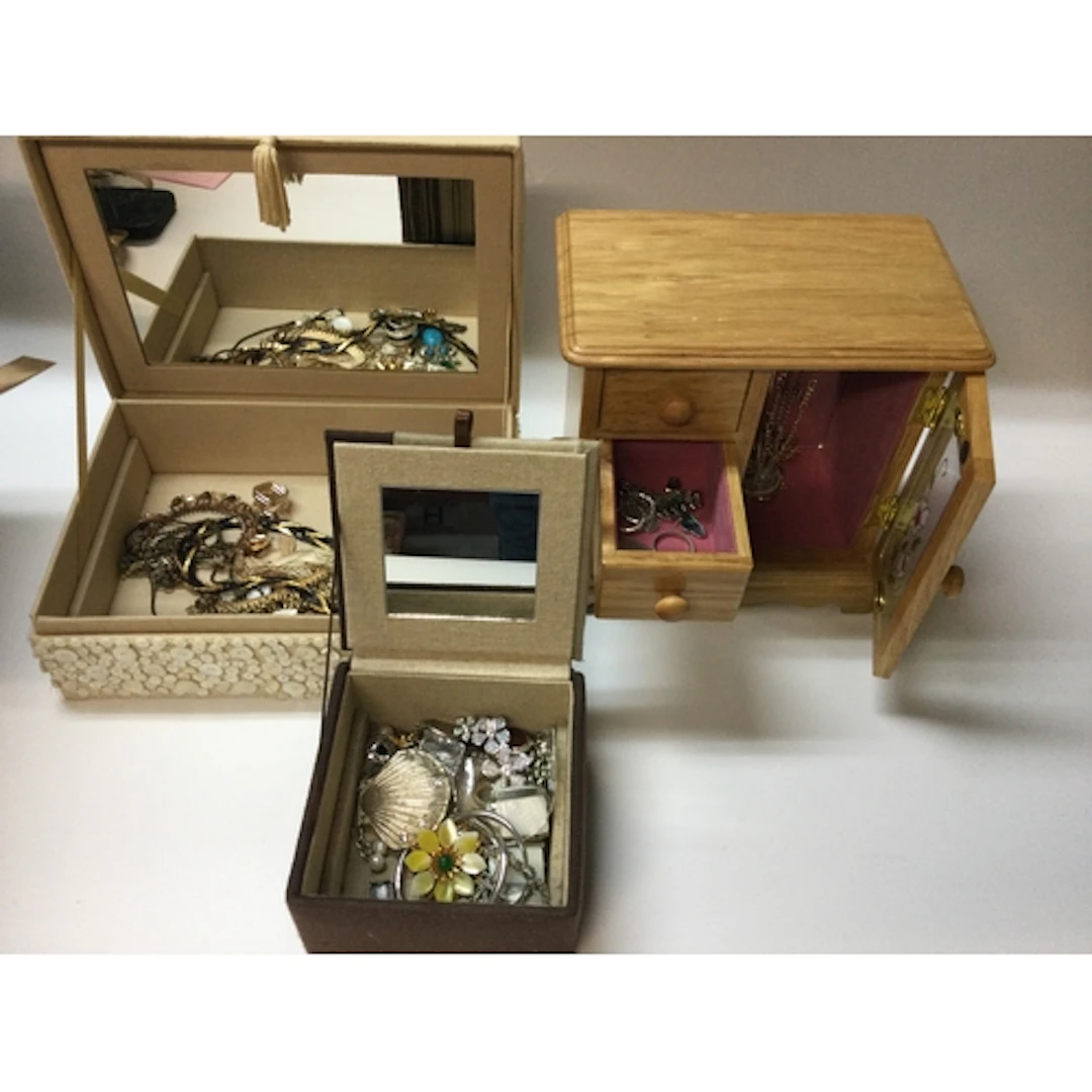 Jewellery case and box with silver items