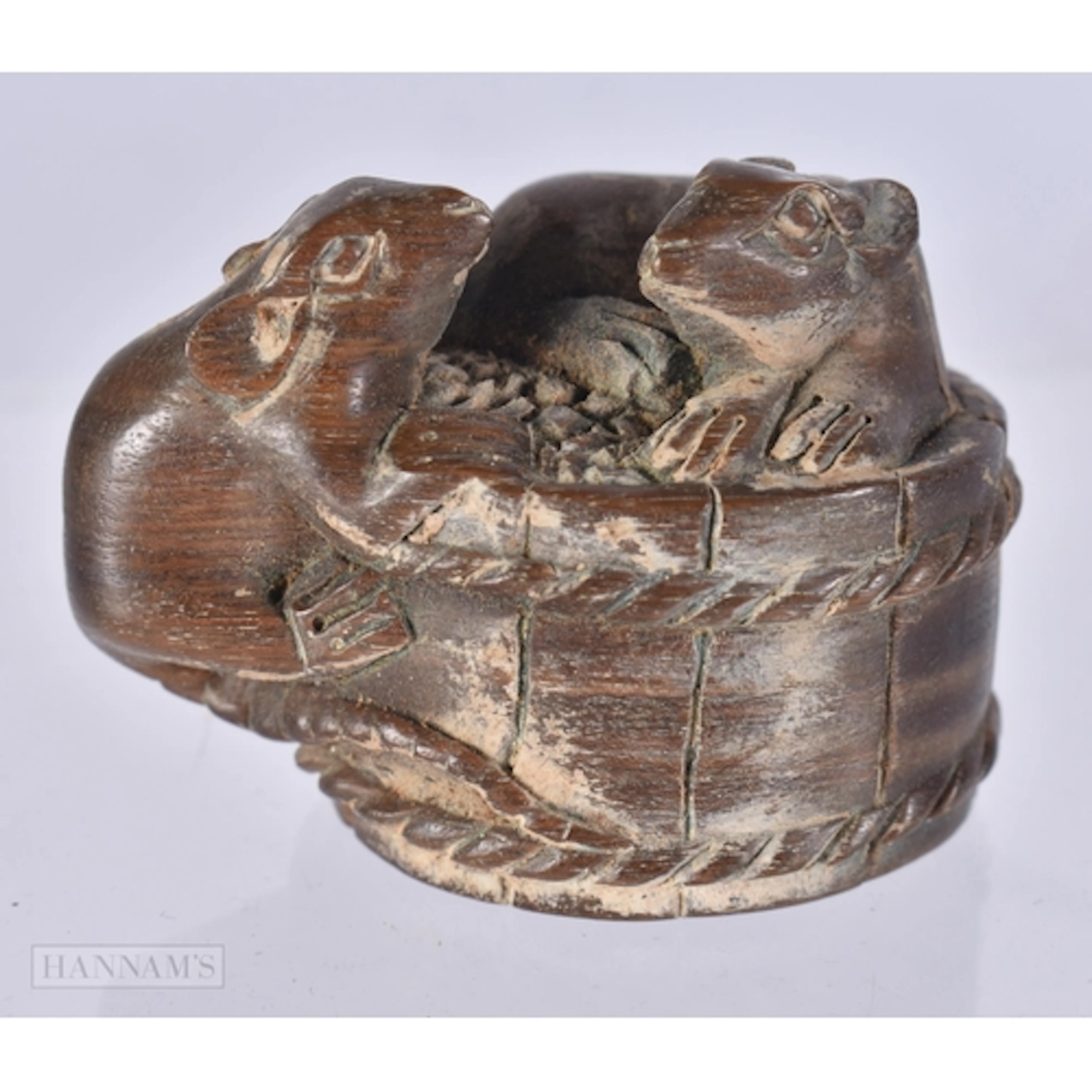 A CARVED WOOD RAT NETSUKE. 3 x 4.3 x 3 cm