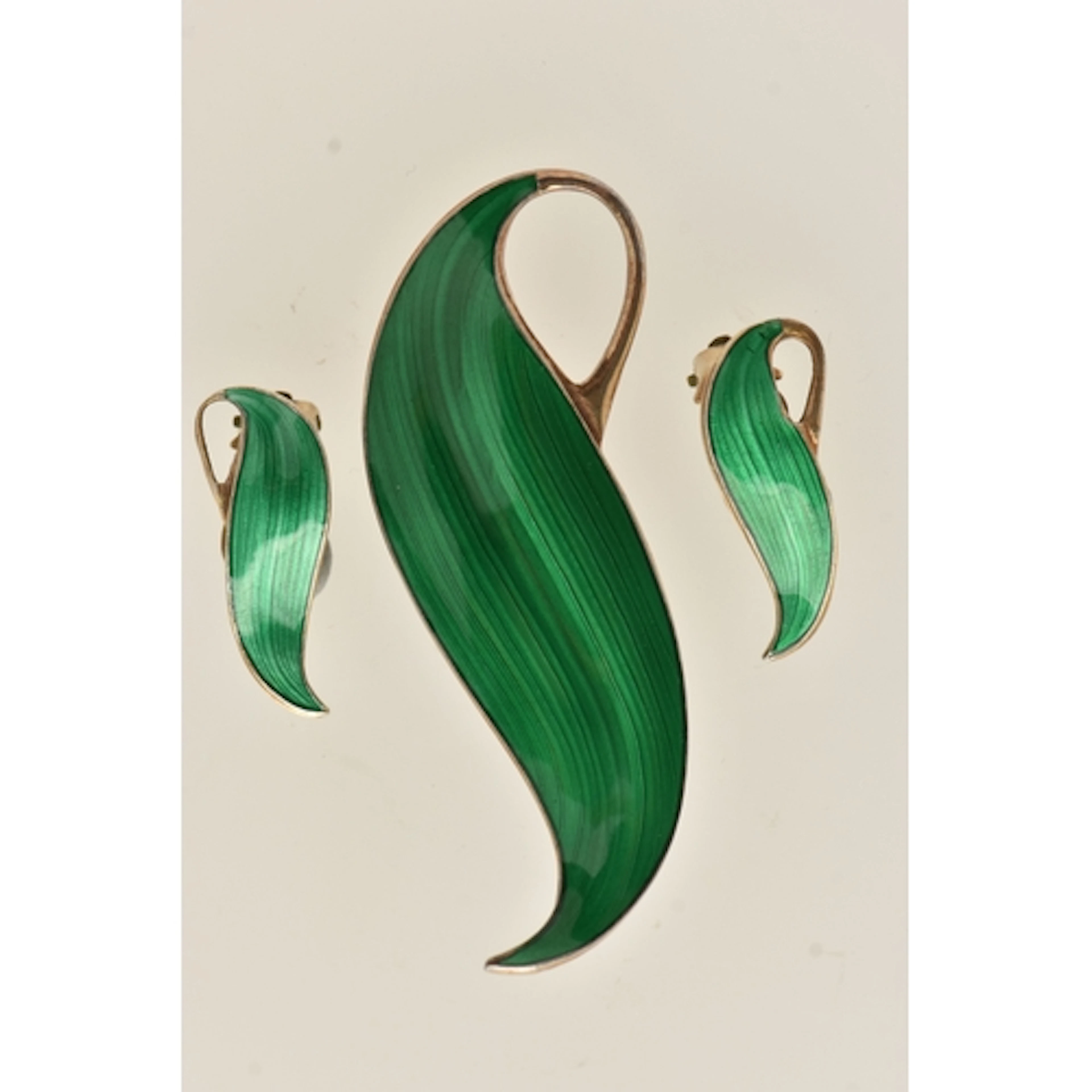 A NORWEGIAN GREEN ENAMEL BROOCH AND PAIR OF CLIP ON EARRINGS...