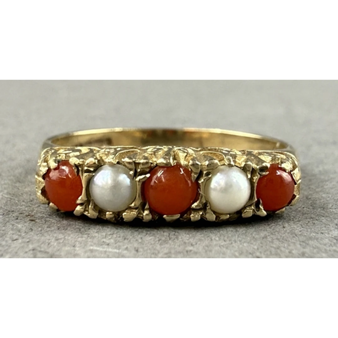 Jewellery: a 9ct yellow gold ring, Birmingham hallmarked, se...
