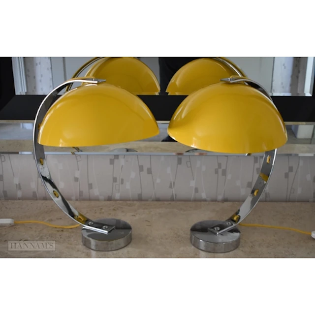 A pair of stylish bedside lamps 42 x 31cm.