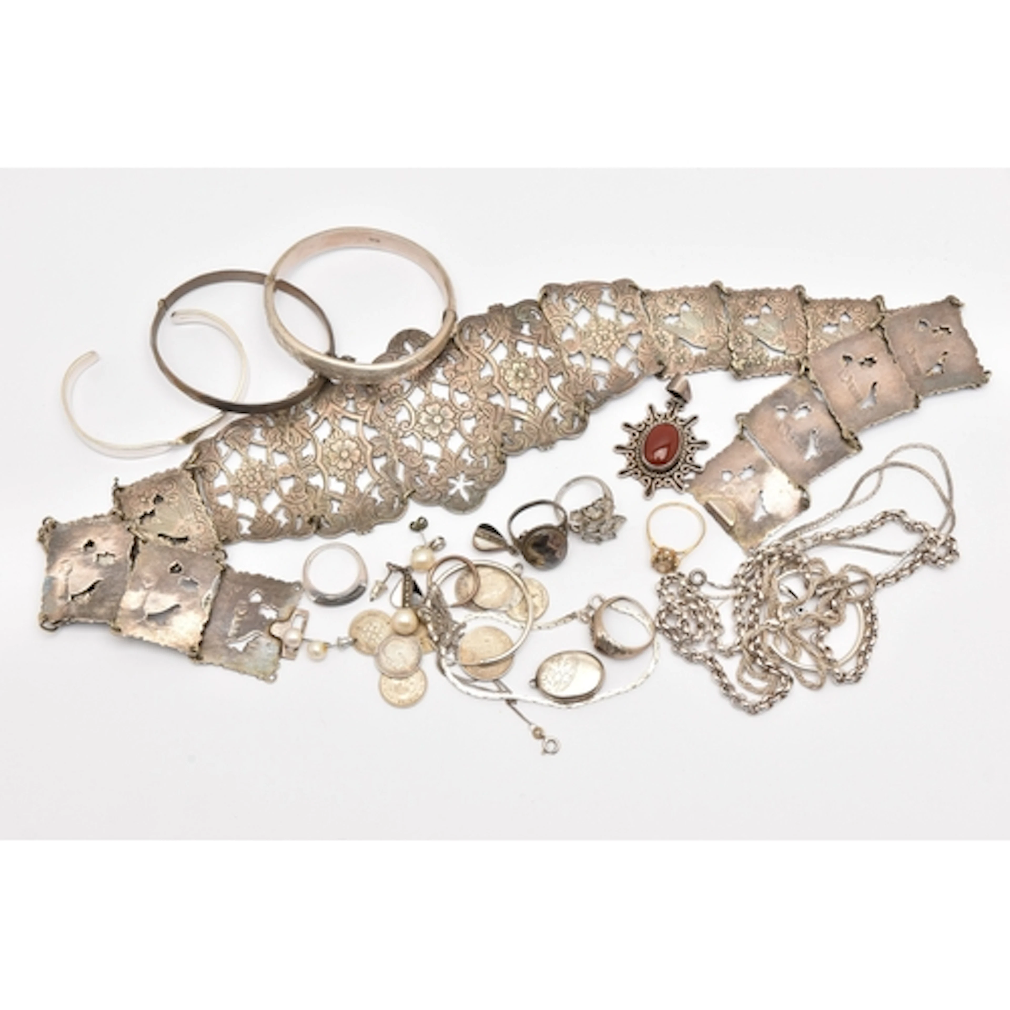 A BAG OF ASSORTED SILVER/WHITE METAL JEWELLERY AND ITEMS, to...