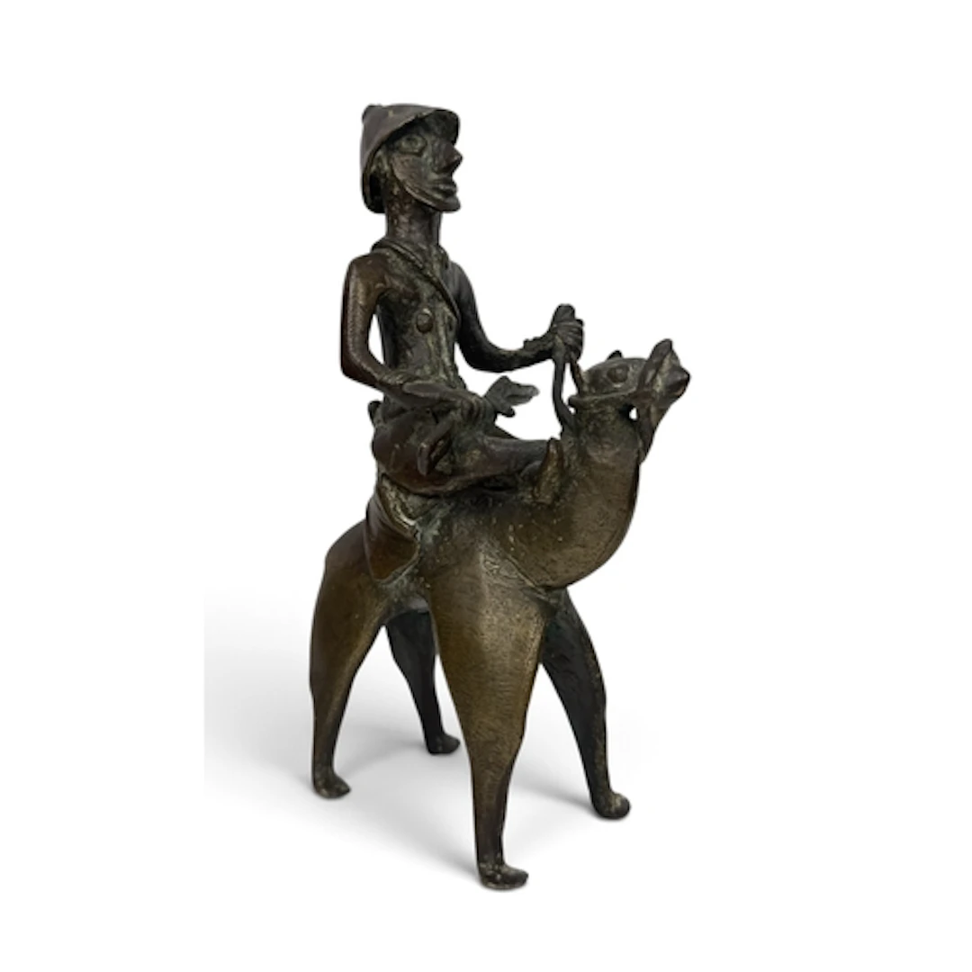 AN EARLY 20TH C AFRICAN BRASS DEPICTING A COLONIAL FIGURE RI...