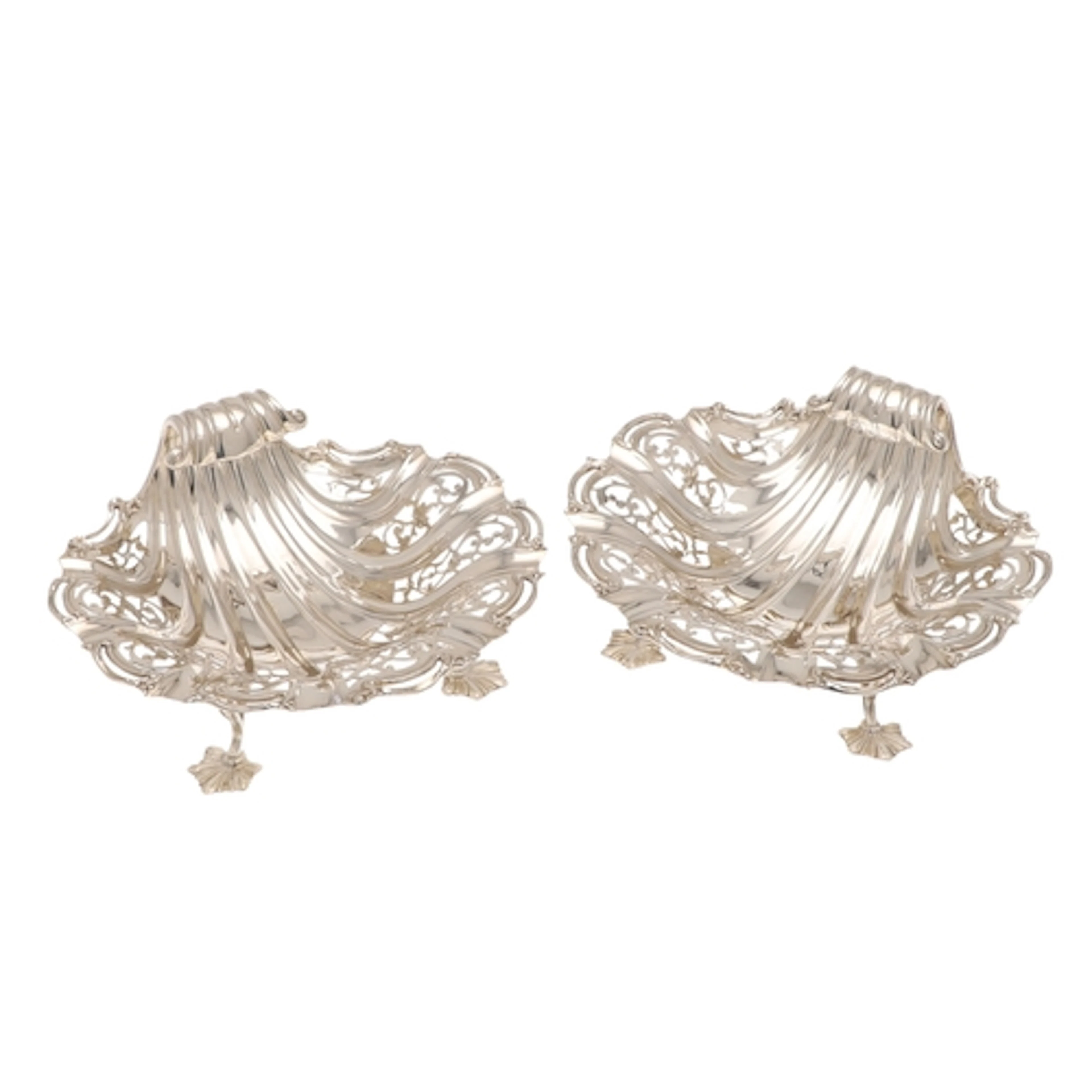 A PAIR OF GEORGE V SILVER SHELL FORM DISHES. With pierced de...