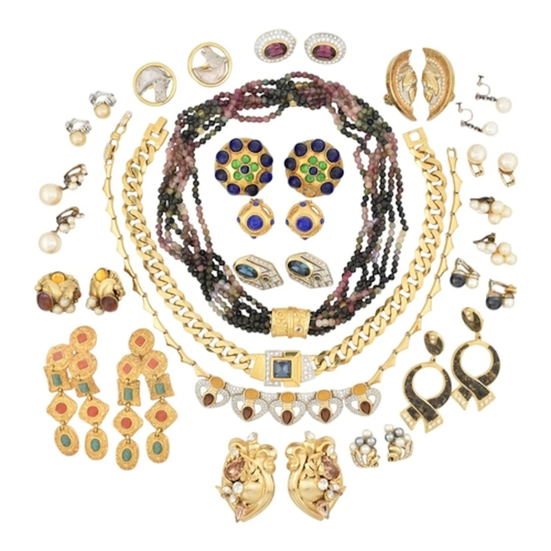 A selection of yellow metal, silver and 9ct gold jewellery c...
