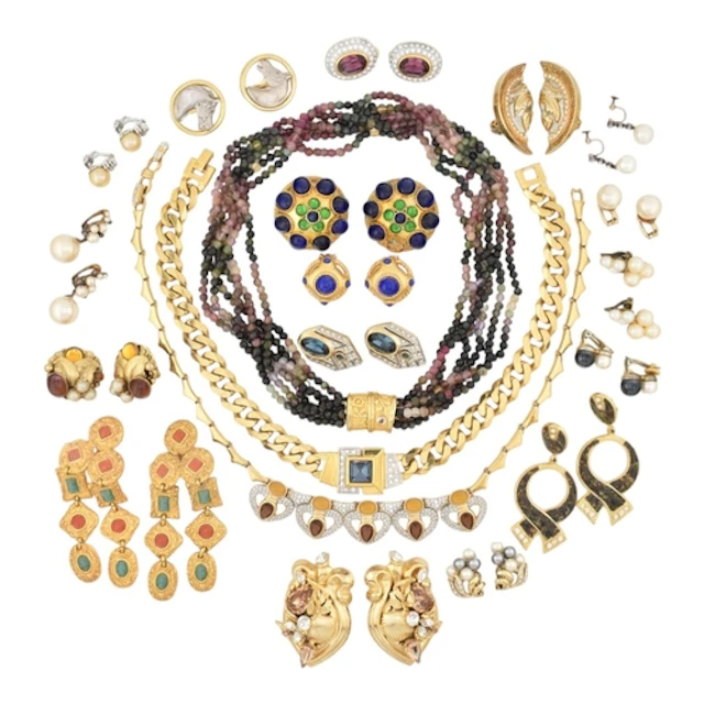 A selection of yellow metal, silver and 9ct gold jewellery c...