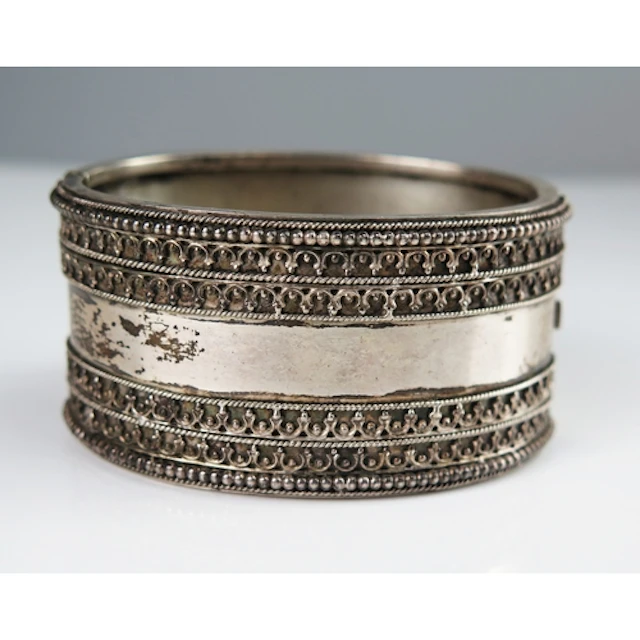 A Victorian precious white metal hinged bangle, 34.1mm wide,...