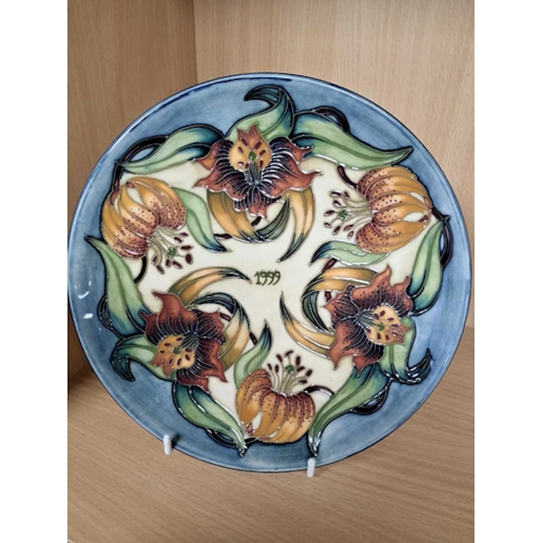 A MOORCROFT POTTERY 1999 LIMITED EDITION PLATE, by Nicola Sl...