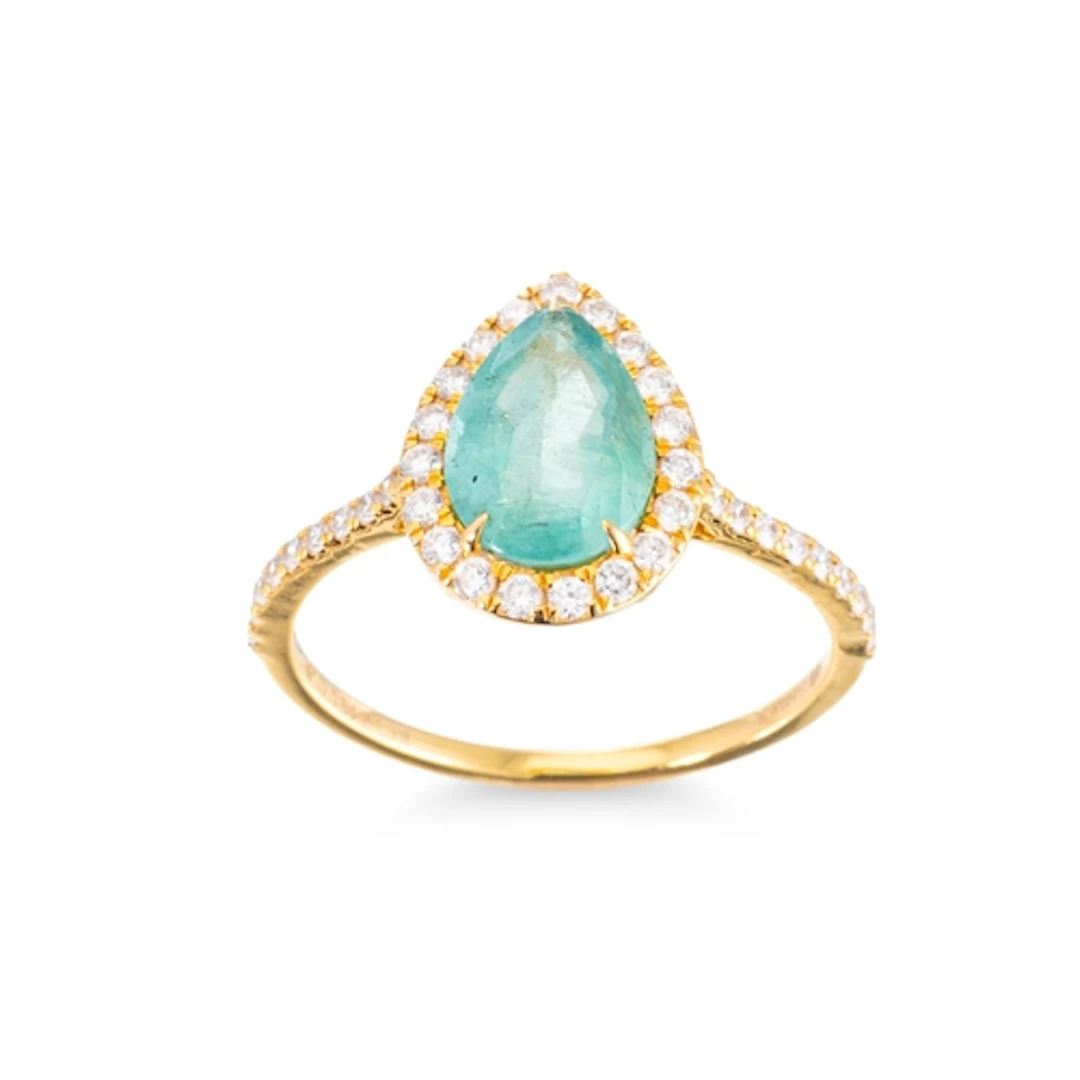 AN EMERALD AND DIAMOND CLUSTER RING, mounted in 14ct yellow ...