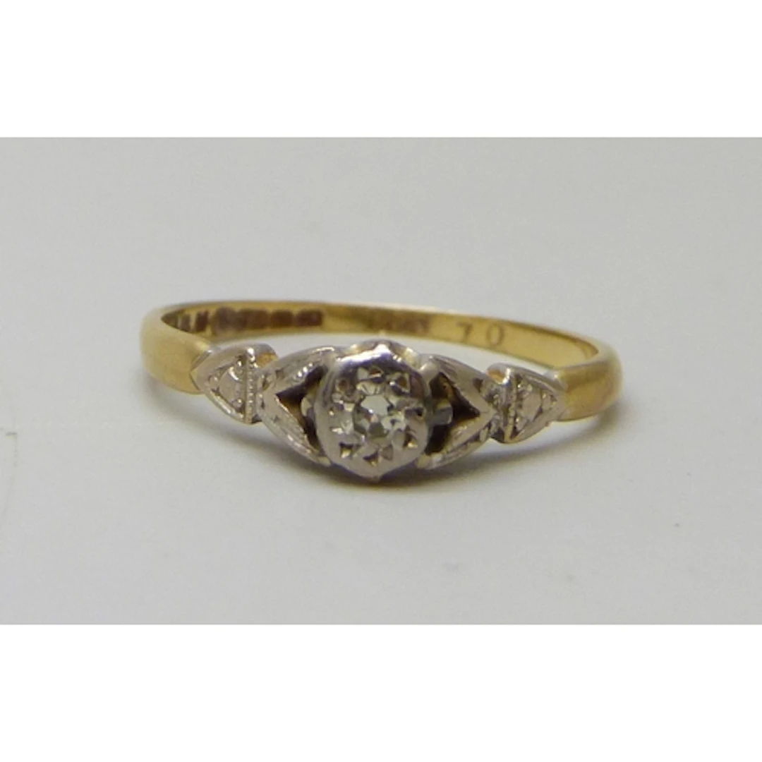 An 18ct gold and platinum diamond solitaire ring, 1.7g, J