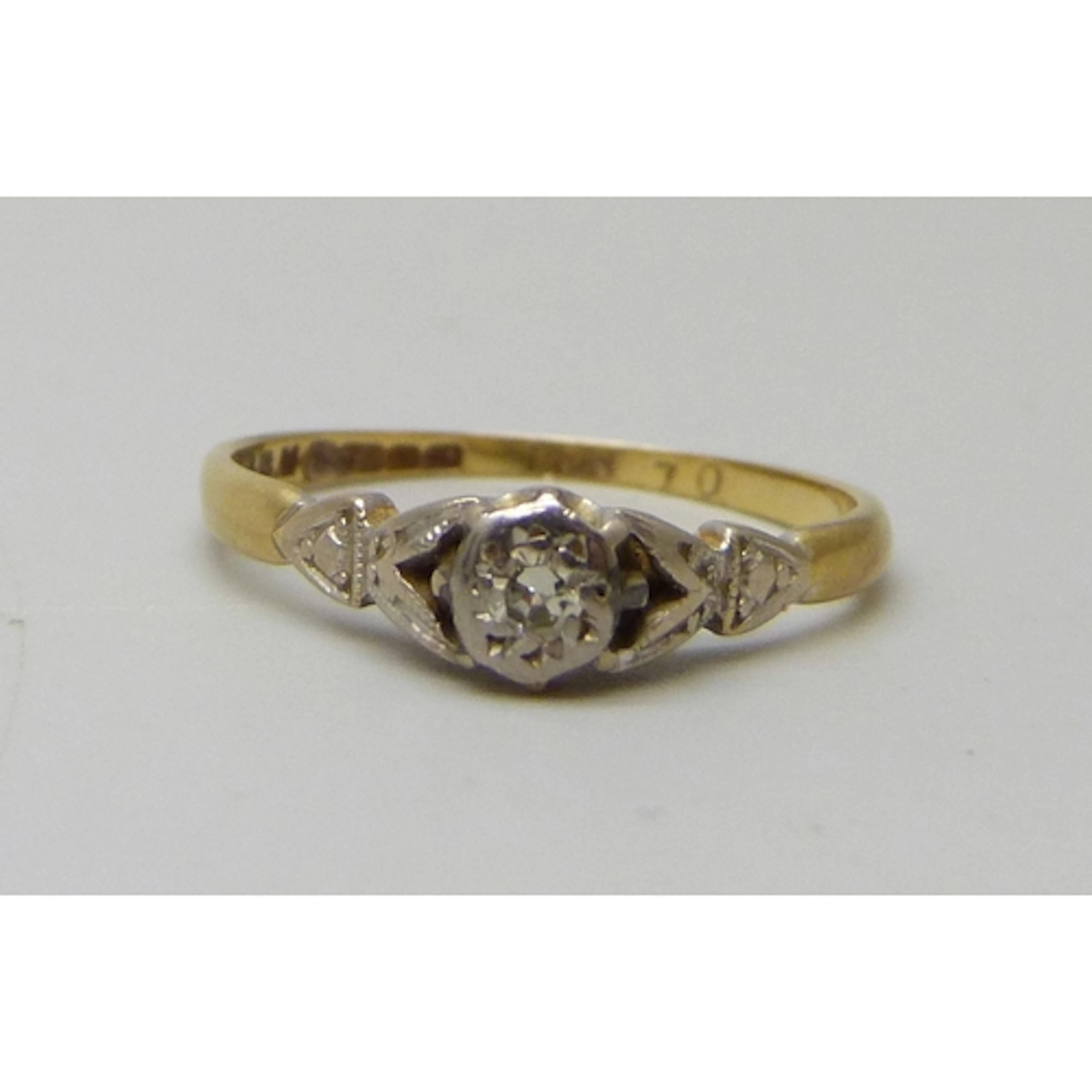 An 18ct gold and platinum diamond solitaire ring, 1.7g, J