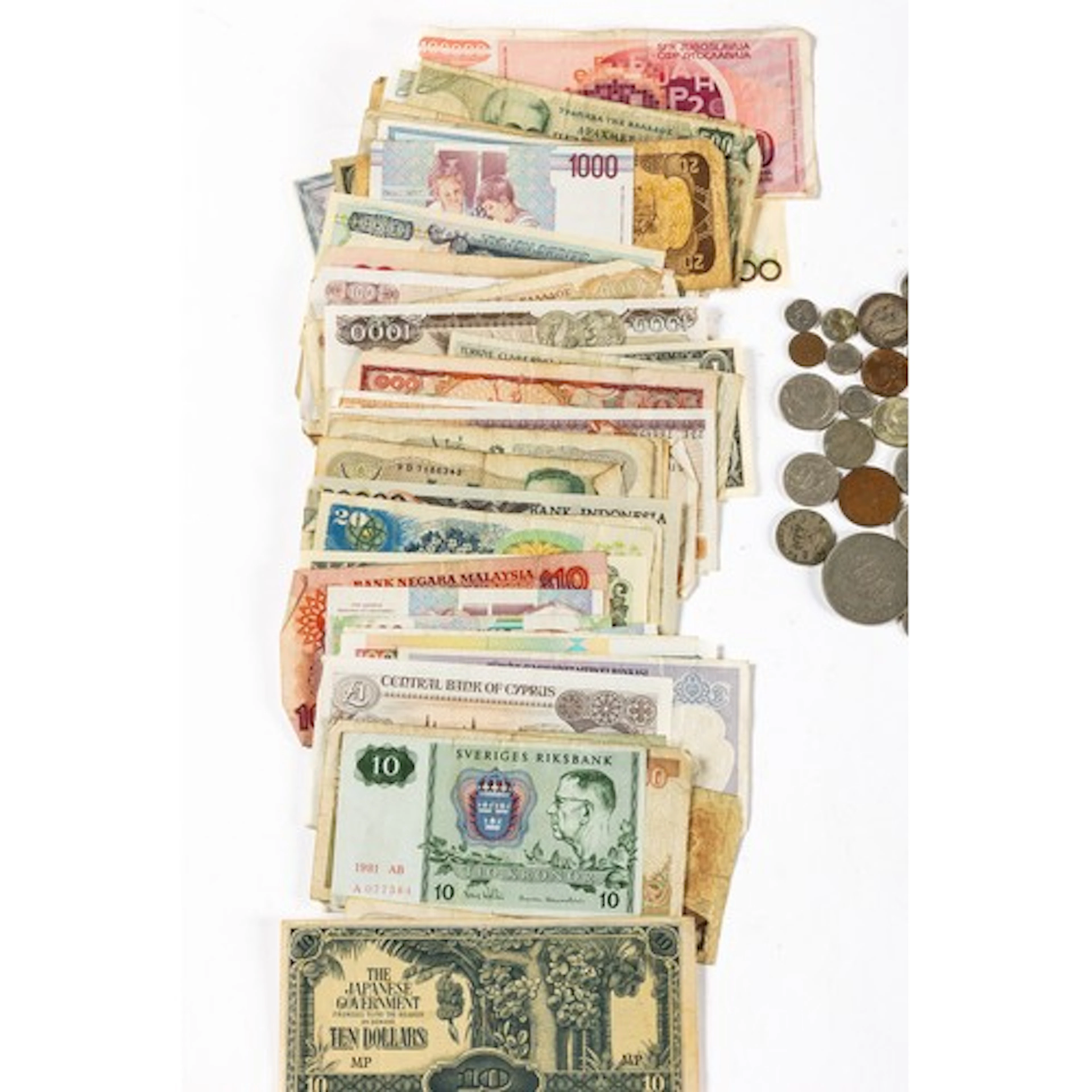 World banknotes and coins collection, in mixed condition wit...