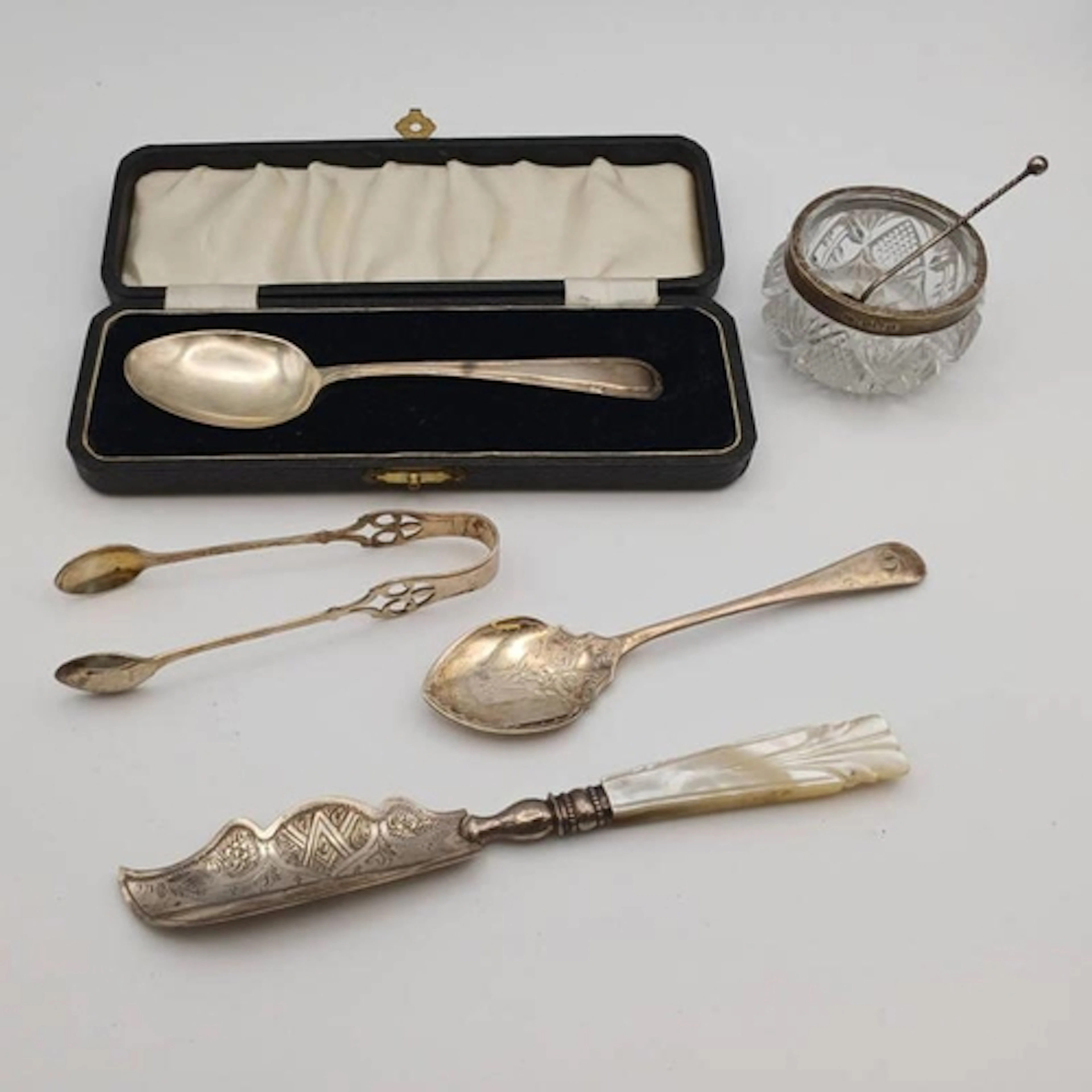 SILVER MOTHER OF PEARL HANDLED BUTTER KNIFE, BIRMINGHAM 1867...