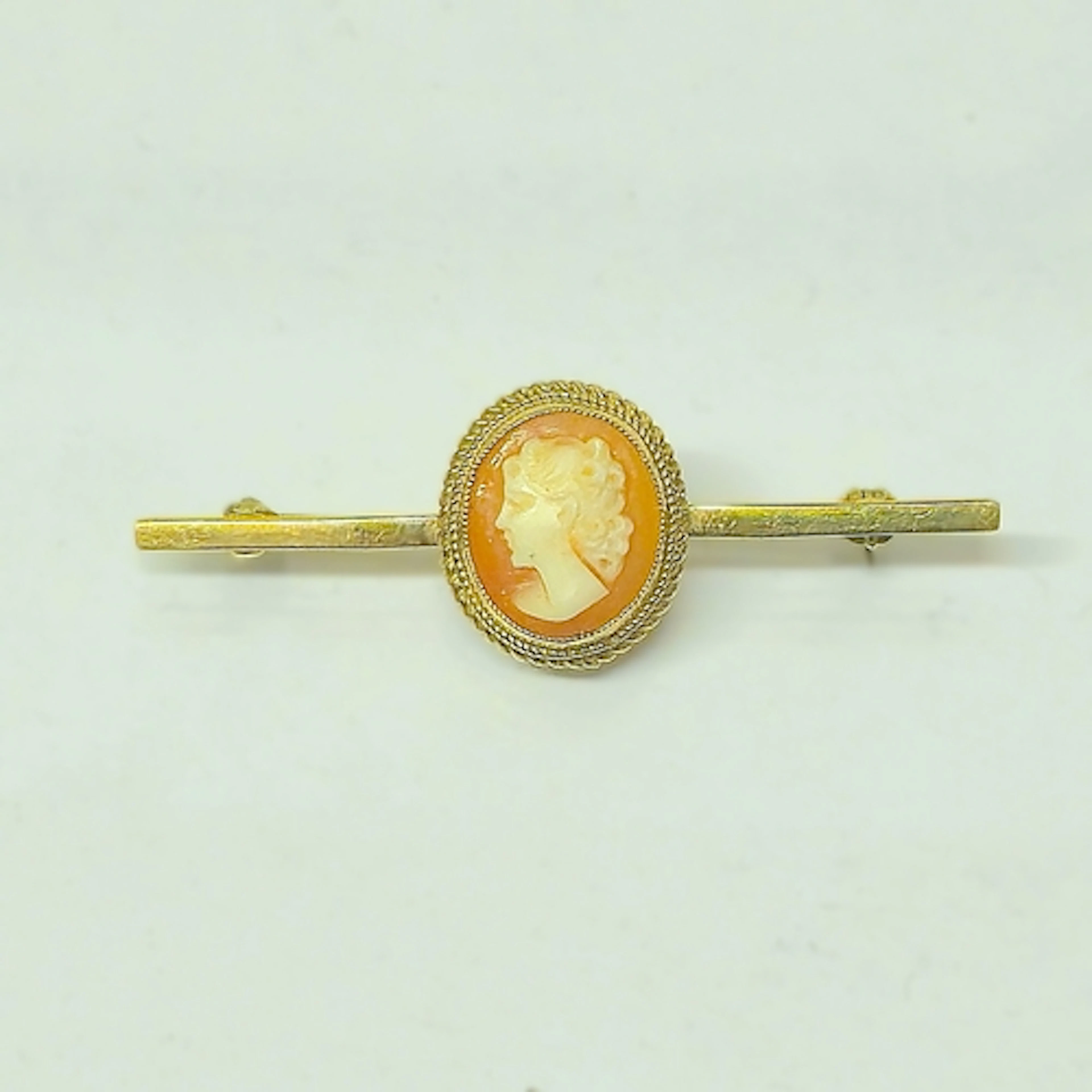 9ct gold cameo brooch, 375, 2.9g gross.