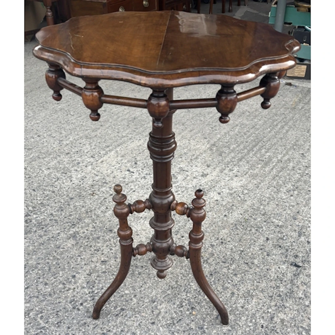 A late 19th/early 20th century walnut gypsy table, height 74...