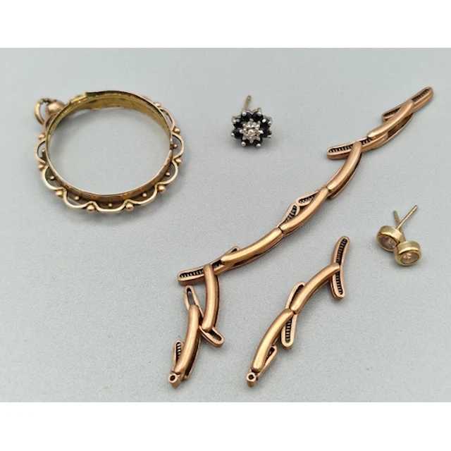 Bag of 9ct gold to include: coin or portrait pendant mount e...