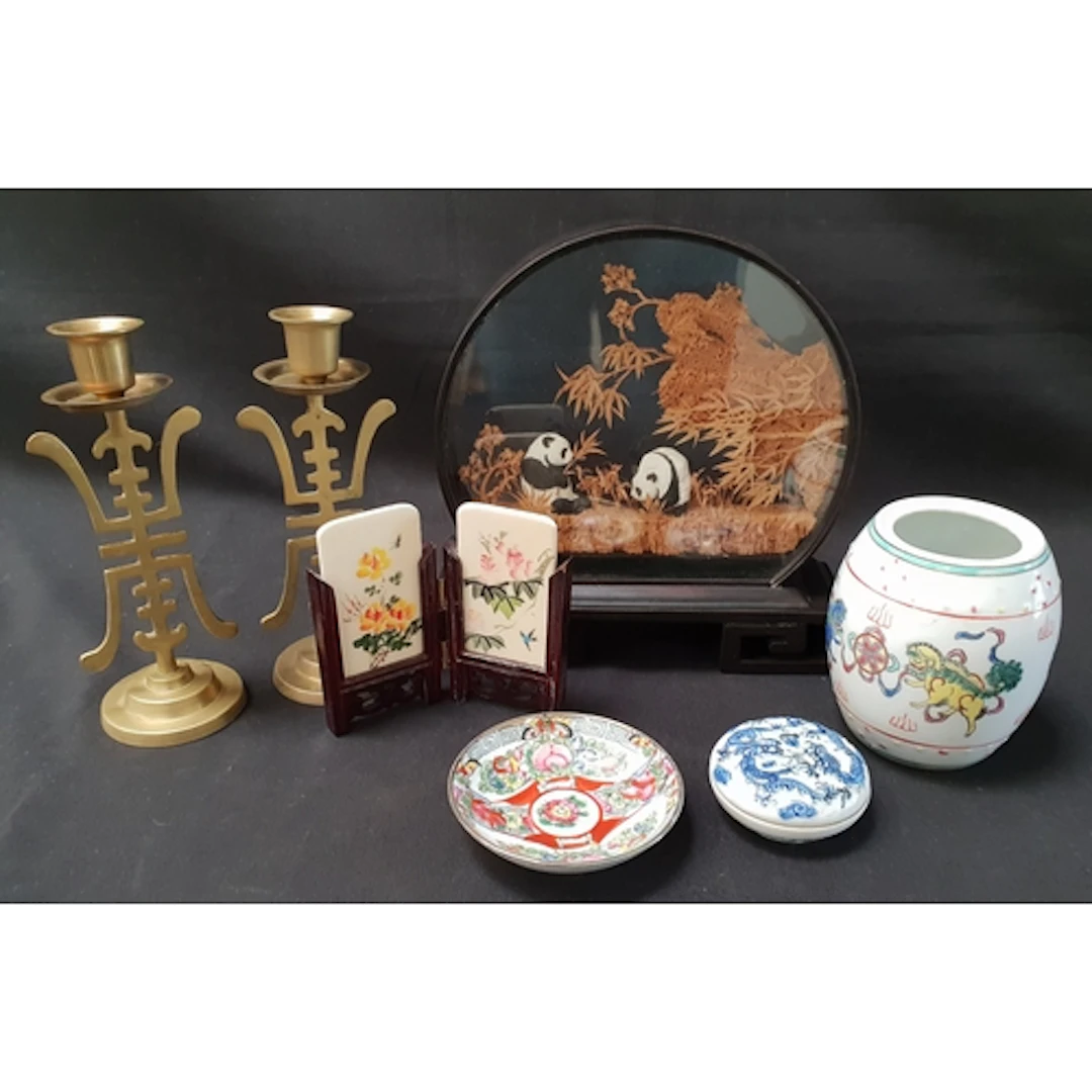 SELECTION OF CHINESE STYLE DECORATIVE CERAMICS AND COLLECTAB...