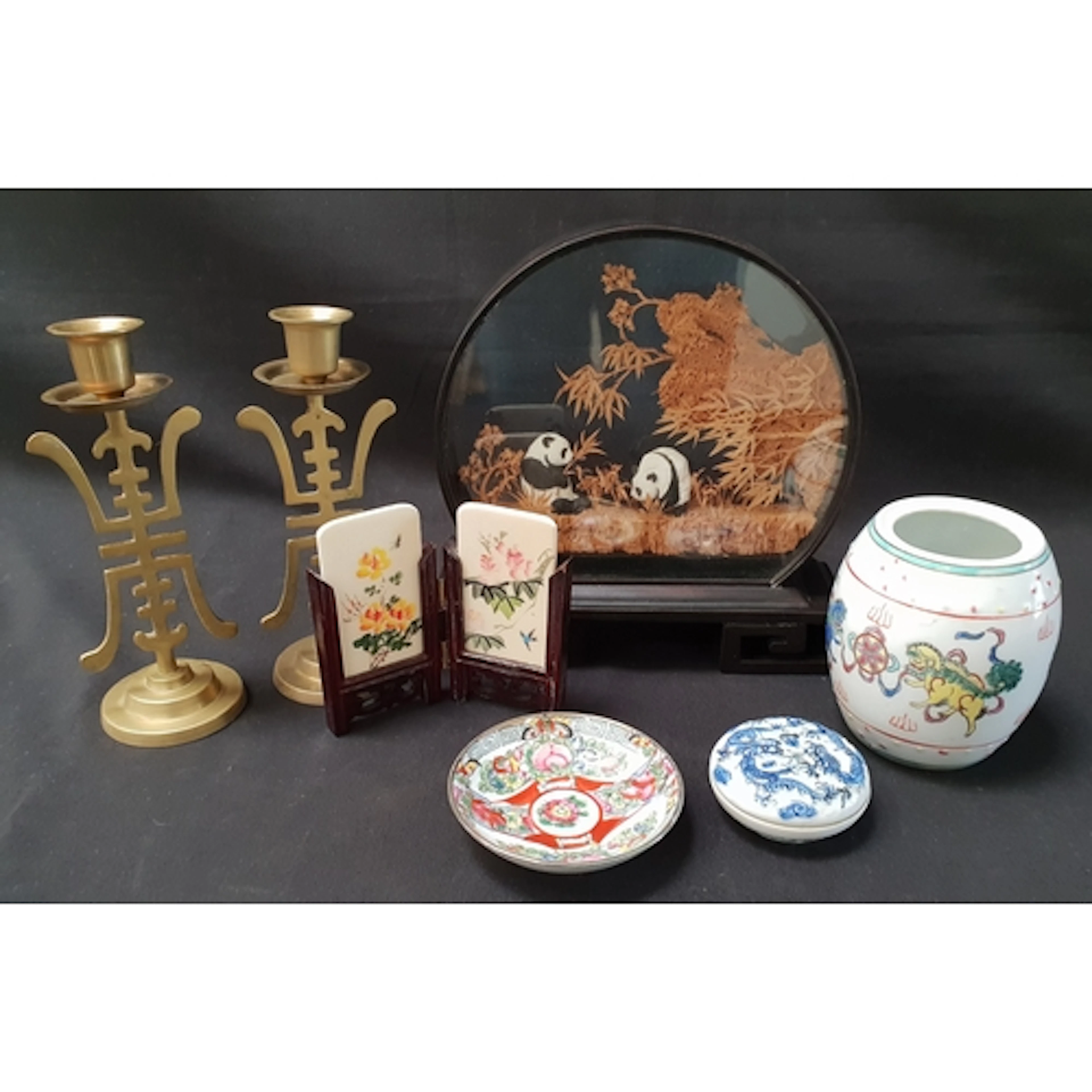 SELECTION OF CHINESE STYLE DECORATIVE CERAMICS AND COLLECTAB...