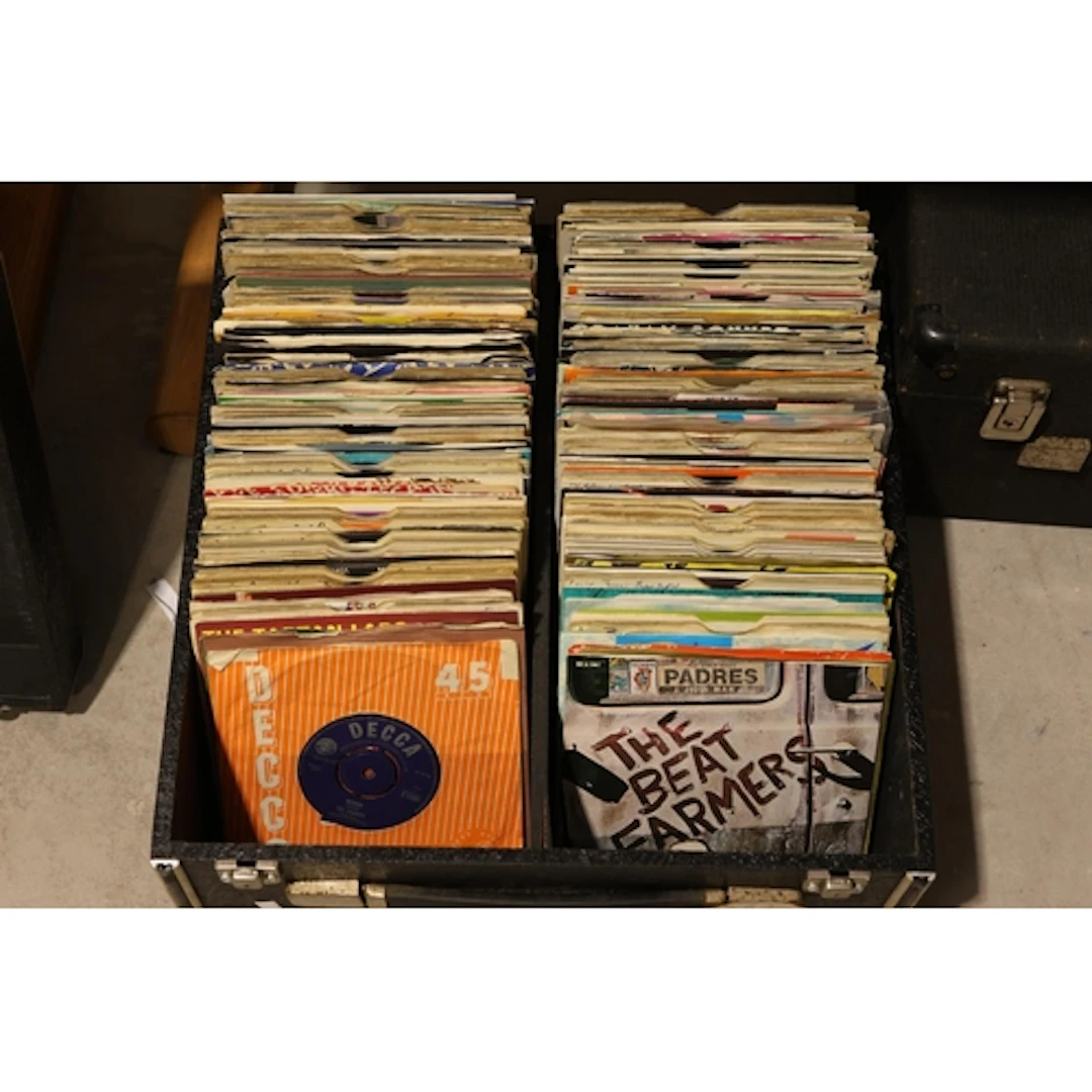 Box of mixed singles held within a music case (over 200)